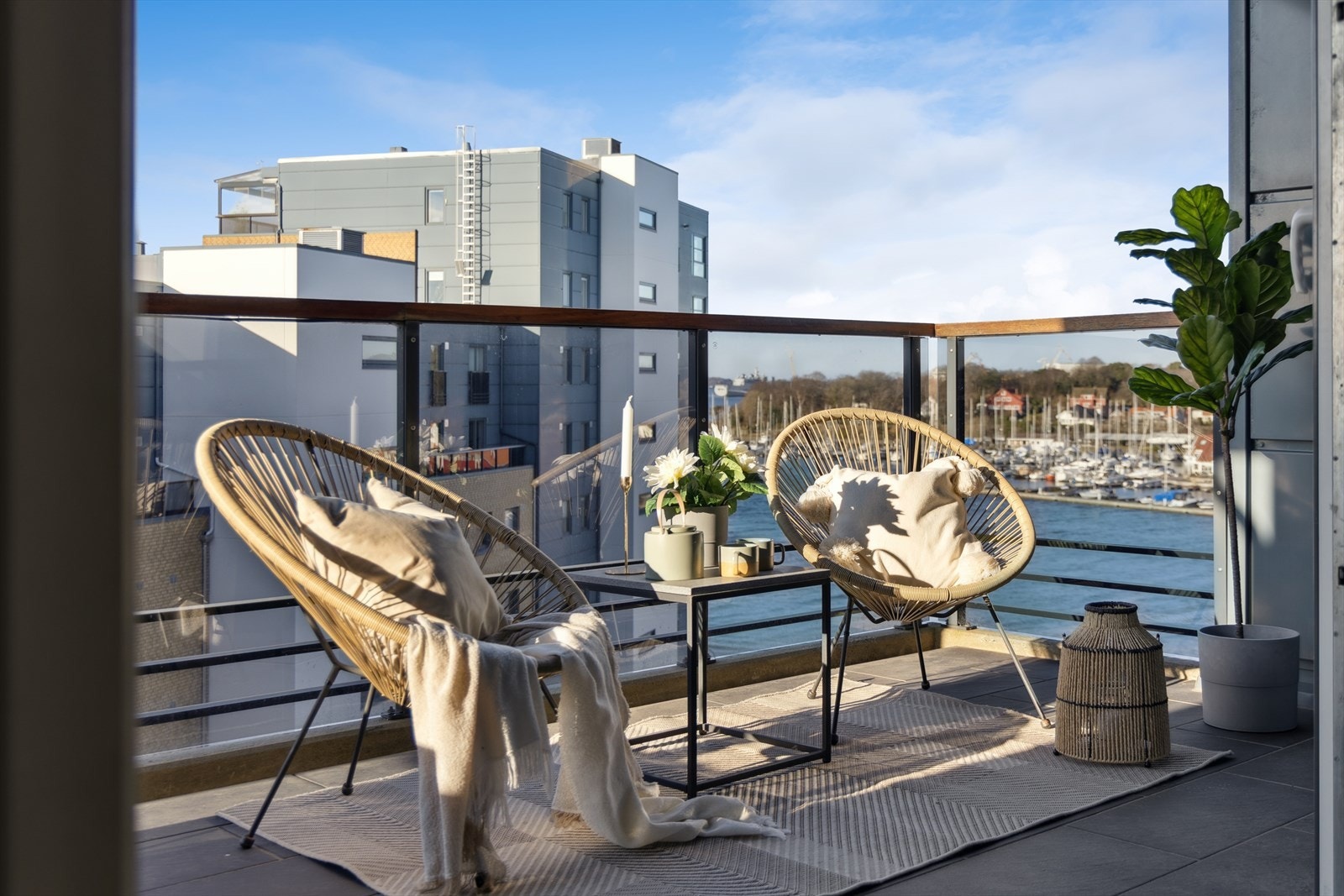 Her er det god plass til både loungegruppe, spisebord eller solsenger, slik at du kan innrede flere hyggelige soner etter behov. Galleribilde