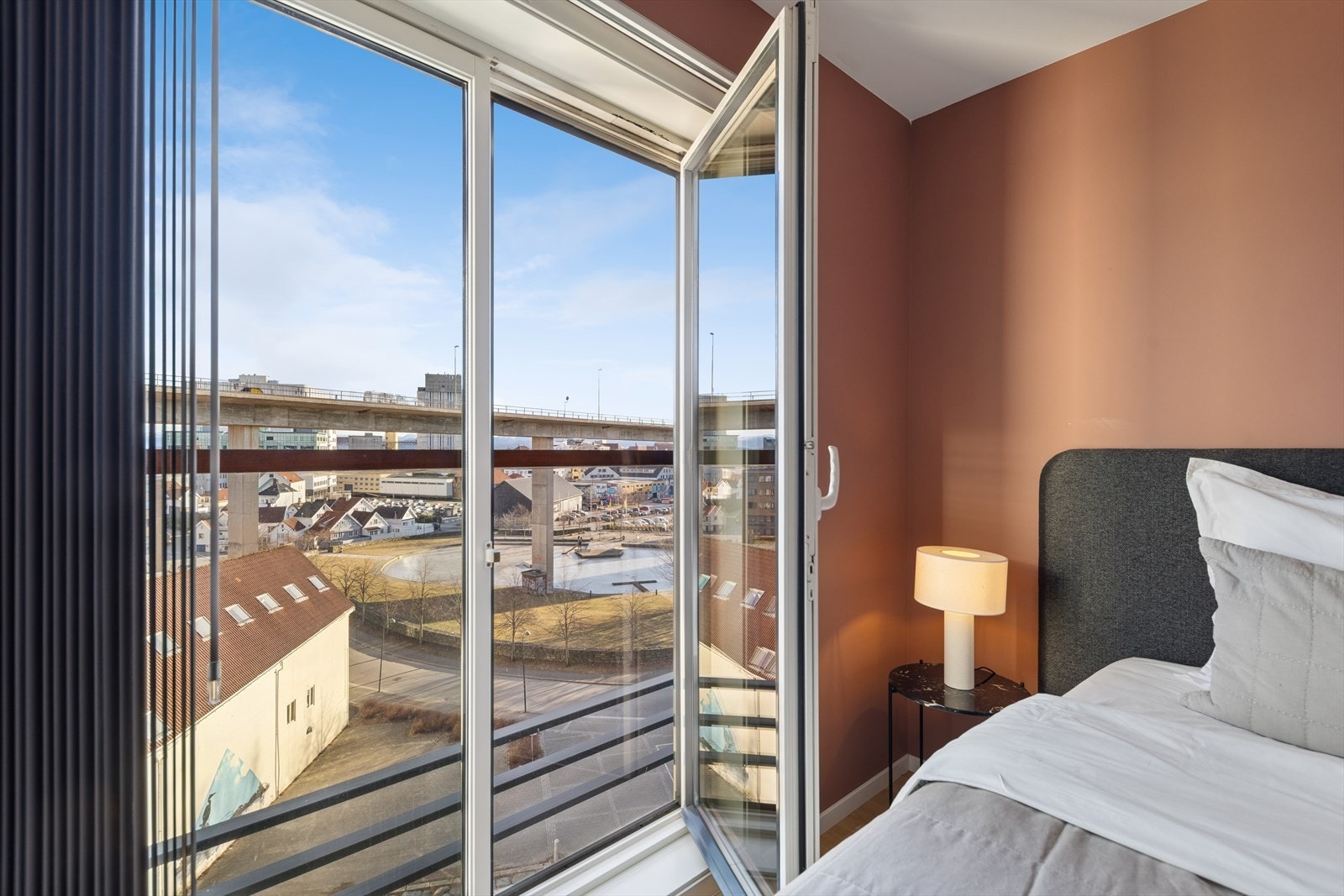 En ekstra kvalitet ved soverommene er dørene som åpnes ut mot en fransk balkong. Dette gir en følelse av ekstra luft og lys, samtidig som det gir mulighet for effektiv og naturlig ventilasjon. Galleribilde