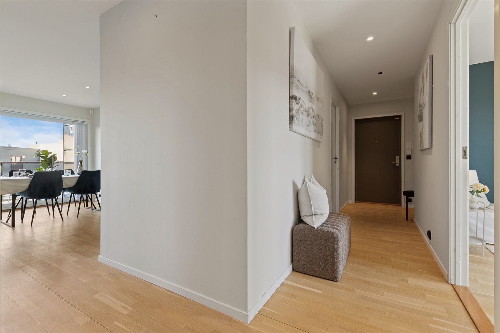 Leiligheten ligger attraktivt til i 7. etasje, med både heis og trappeadkomst fra hovedinngang og garasje. Inne møtes du av en lys og romslig entré med praktisk skyvedørsgarderobe med speildører som gir god oppbevaringsplass og en luftig følelse. Galleribilde