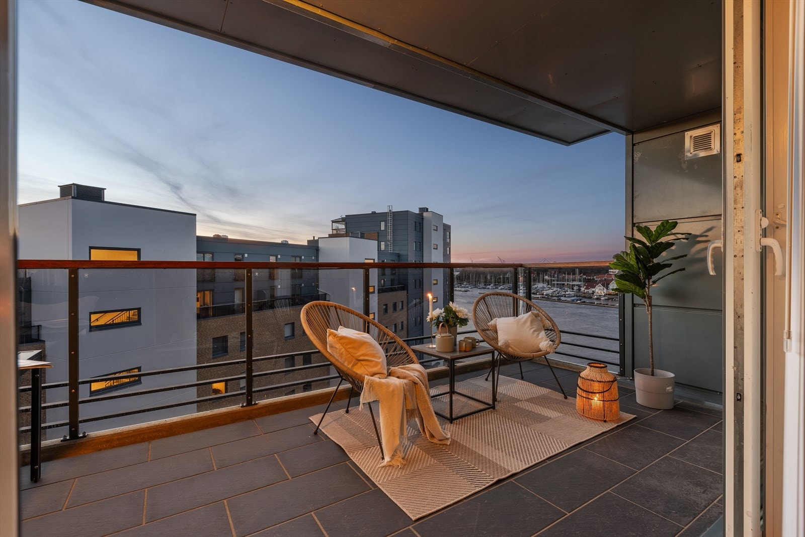 En flott 3-roms selveierleilighet med balkong, nydelig utsikt mot sjø og gode solforhold. Parkering i felles garasje, maritim og sentrumsnær beliggenhet. Galleribilde