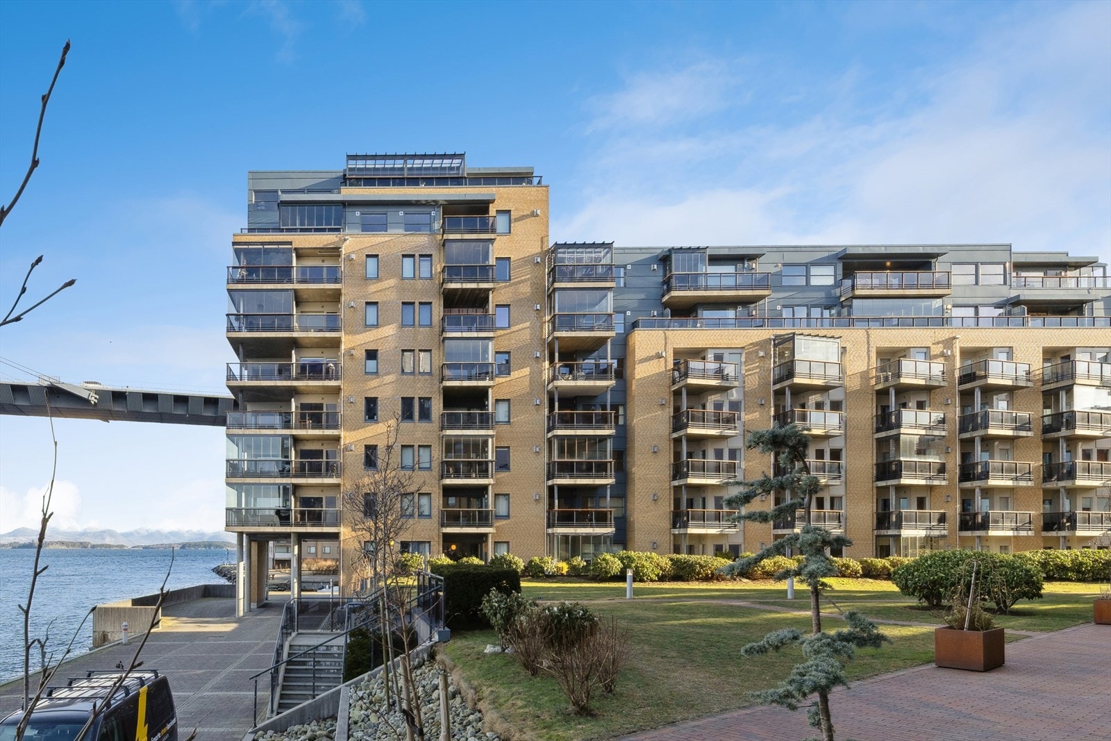 Her bor du i maritime omgivelser med kort avstand til Stavanger sentrum. Dette er en leilighet som passer både for deg som ønsker et lettstelt hjem med god standard, og for deg som verdsetter nærhet til sjø, turmuligheter og byliv. Galleribilde