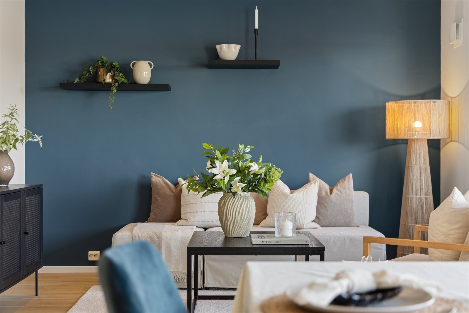 Med sin åpne løsning mot kjøkken og spisestue er dette et sosialt og funksjonelt rom, perfekt for både hverdagskos og gjester. Galleribilde