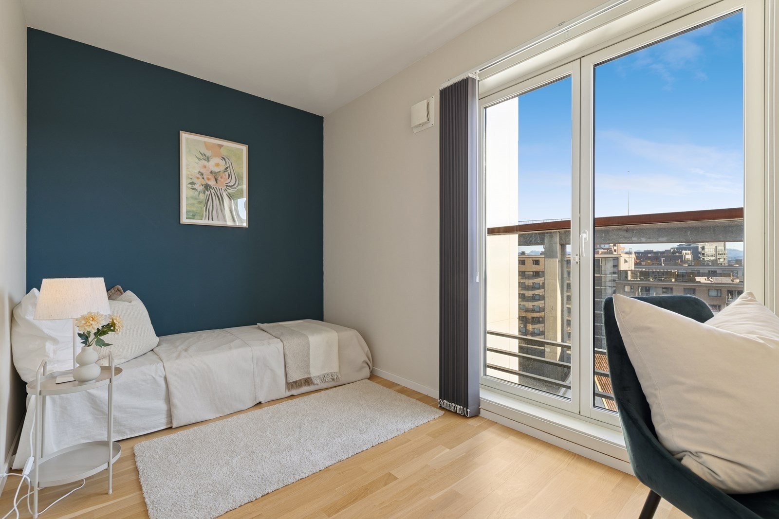 De franske balkongene bidrar til å gjøre rommene mer åpne og inviterende - perfekt for både vårlufting og lune sommerkvelder. Galleribilde