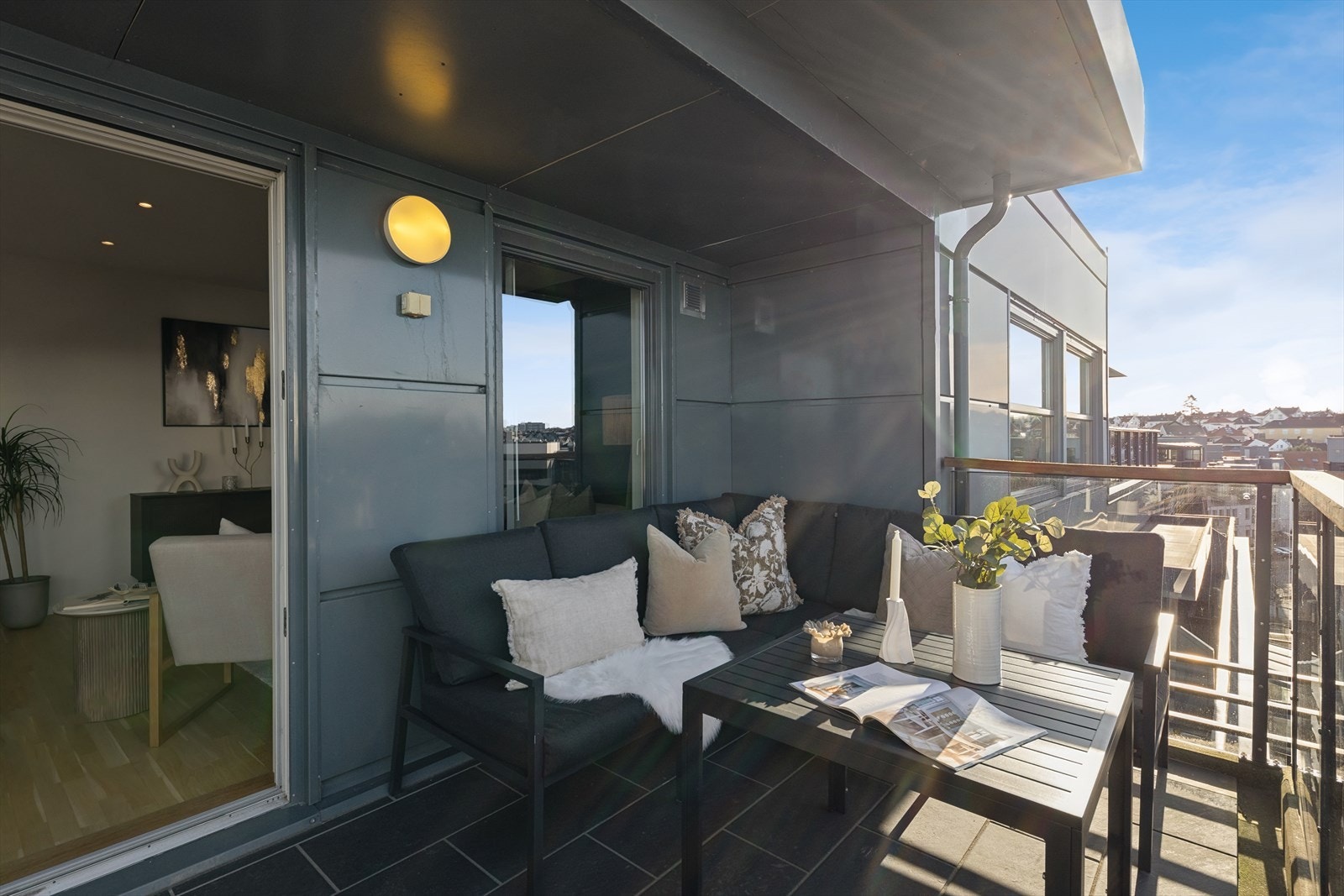 Balkongen er overbygget, noe som gjør den svært anvendelig store deler av året - perfekt for å nyte morgenkaffen eller en stille stund i solen. Galleribilde