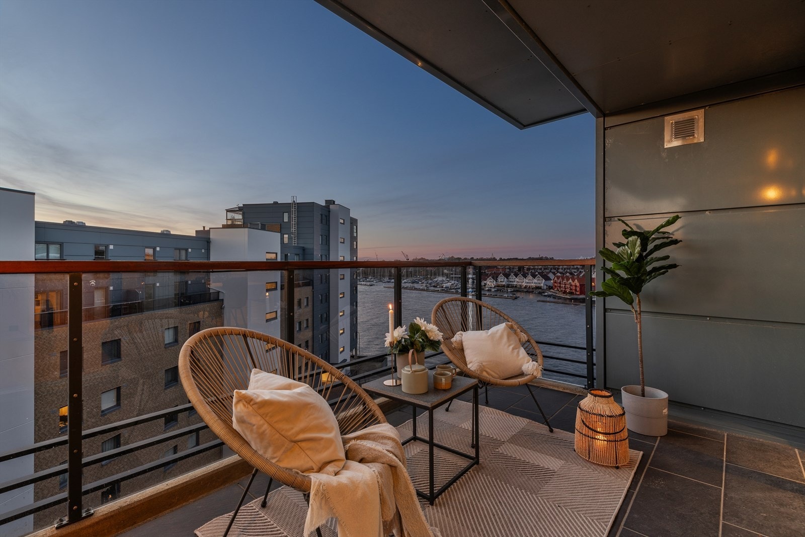 På kveldstid forvandles balkongen til et stemningsfullt oppholdsrom. De lune omgivelsene, utsikten mot sjøen og de flotte lysforholdene skaper en avslappende atmosfære hvor du kan nyte sommernetter, gode samtaler eller bare en rolig stund for deg selv. Galleribilde