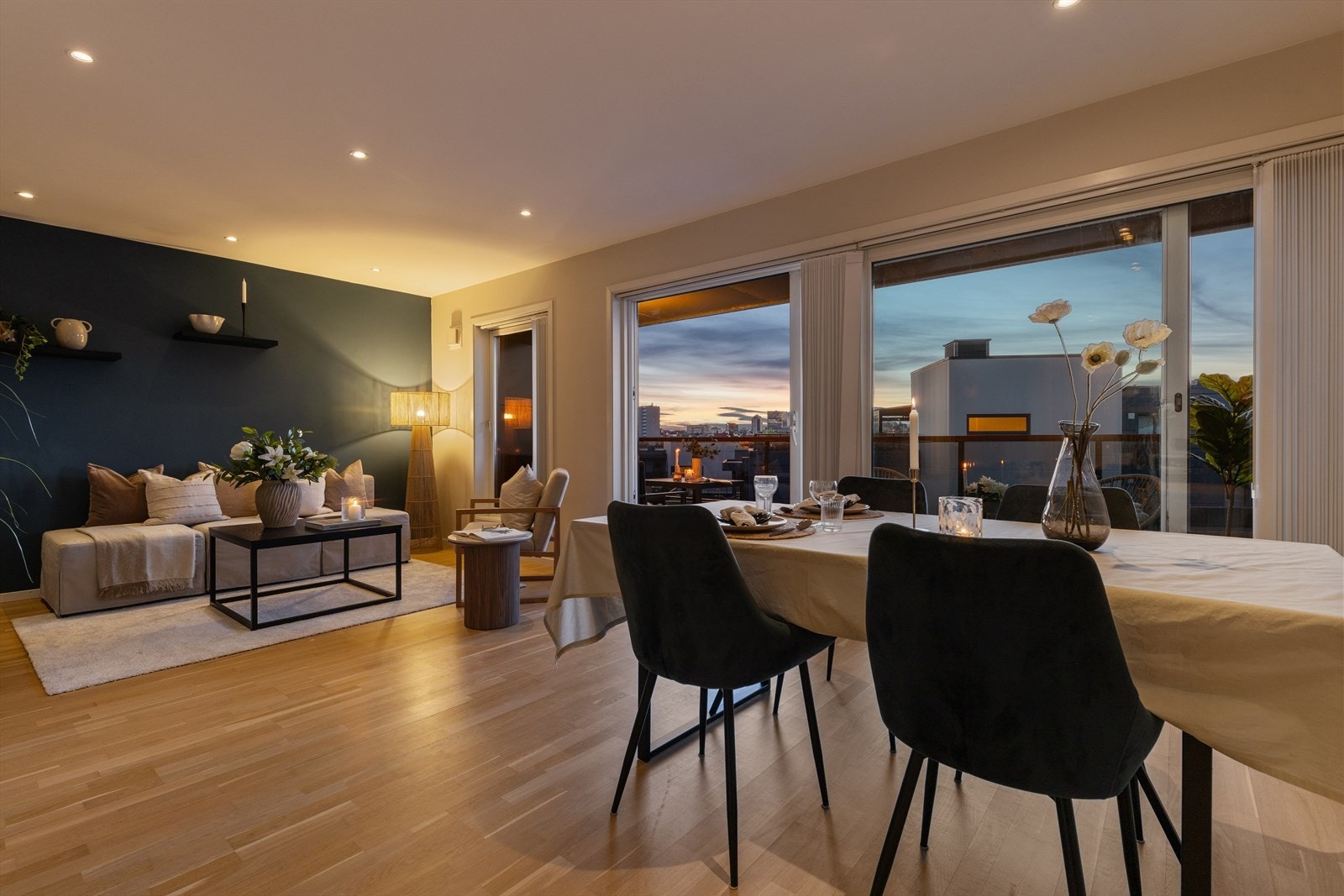 Når kvelden kommer, skaper kombinasjonen av lune fargetoner, smart belysning og utsyn mot kveldshimmelen en harmonisk og avslappende atmosfære. Galleribilde