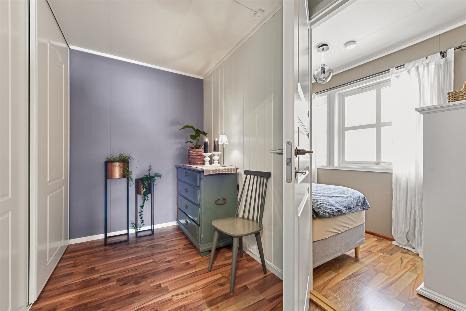 Et praktisk omkledningsrom gir dedikert plass for oppbevaring av klær. Galleribilde