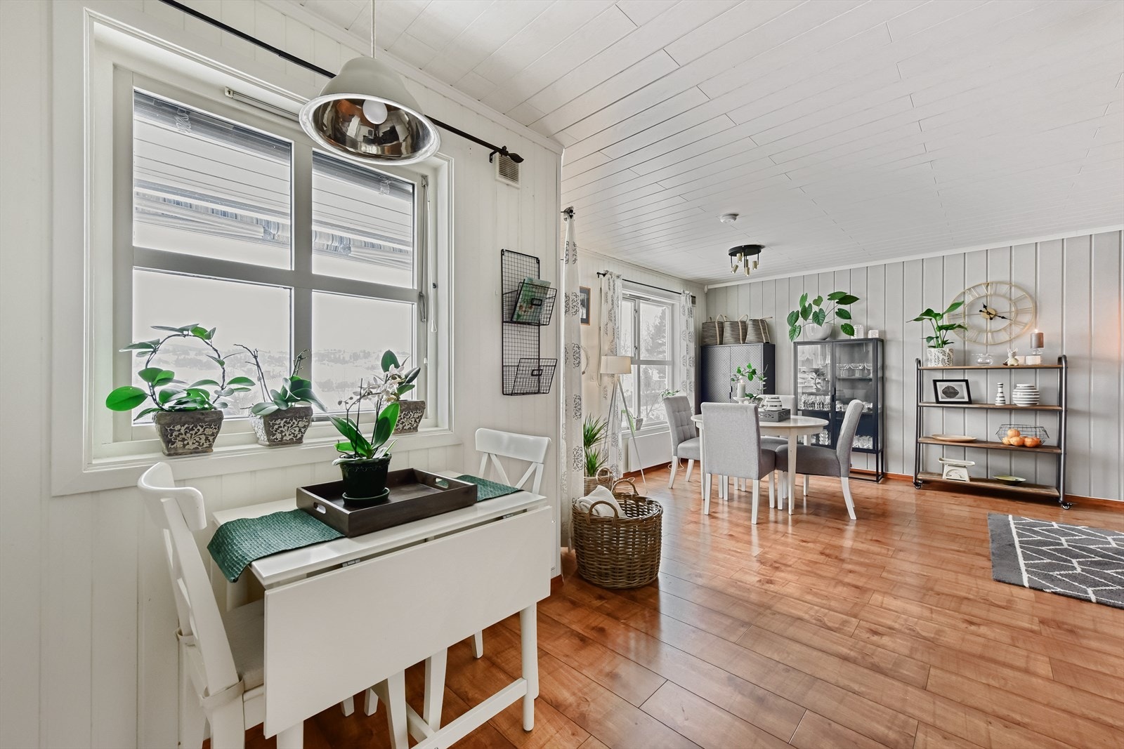 Den åpne løsningen gir en fin overgang mellom kjøkken og stue. Galleribilde