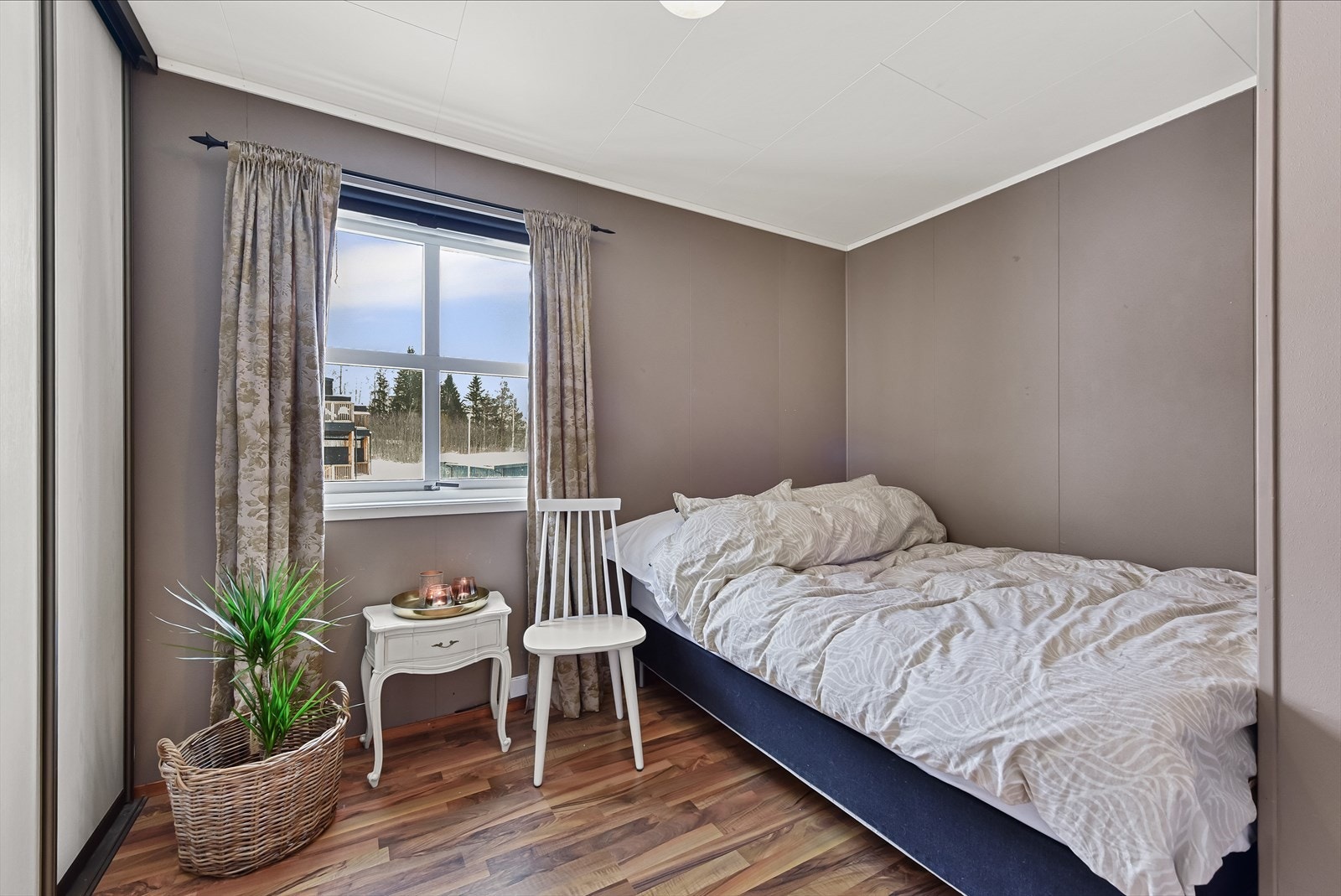 Dette soverommet har en praktisk og romslig garderobeløsning. Galleribilde