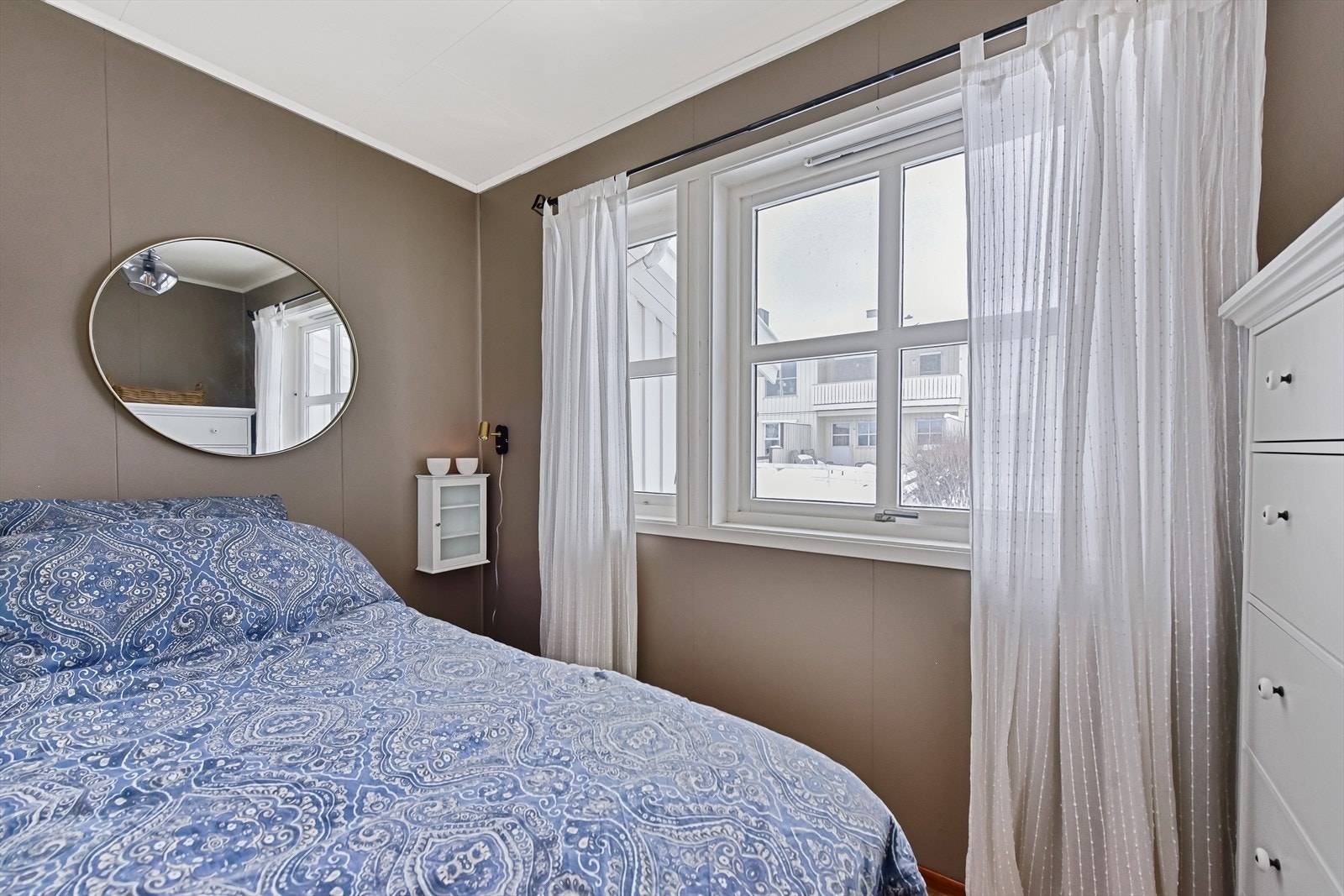 Leiligheten har to soverom. Dette rommet har plass til seng og oppbevaring. Galleribilde