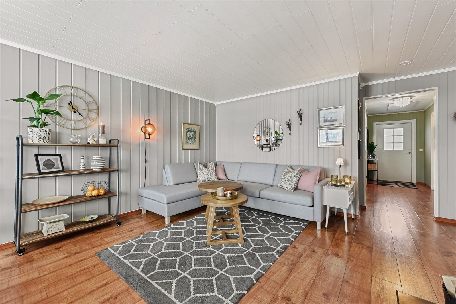 De gjennomgående overflatene med panel og laminat binder rommene sammen. Galleribilde