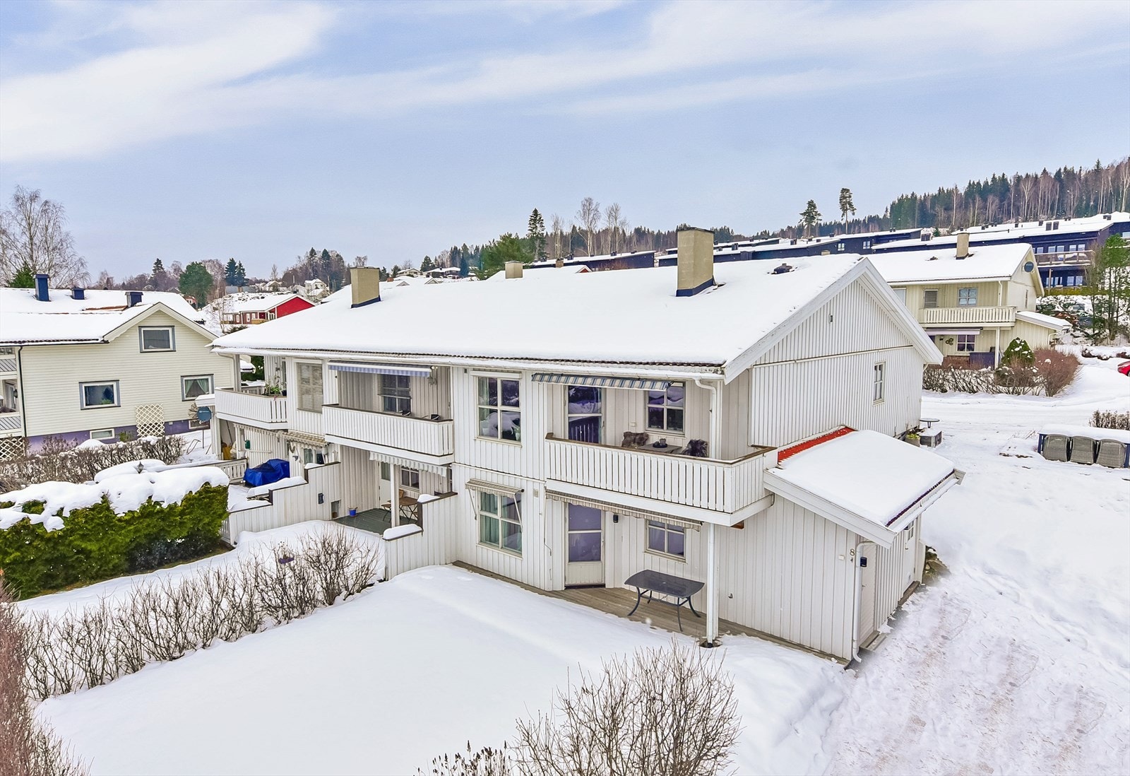 Bygget har en klassisk trearkitektur som passer godt inn i omgivelsene. Galleribilde