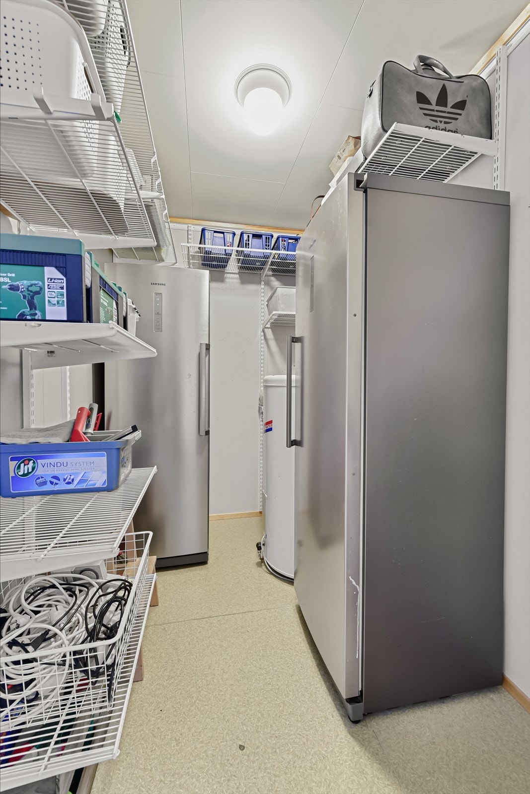 En innvendig bod gir praktisk og lett tilgjengelig lagringsplass. Galleribilde