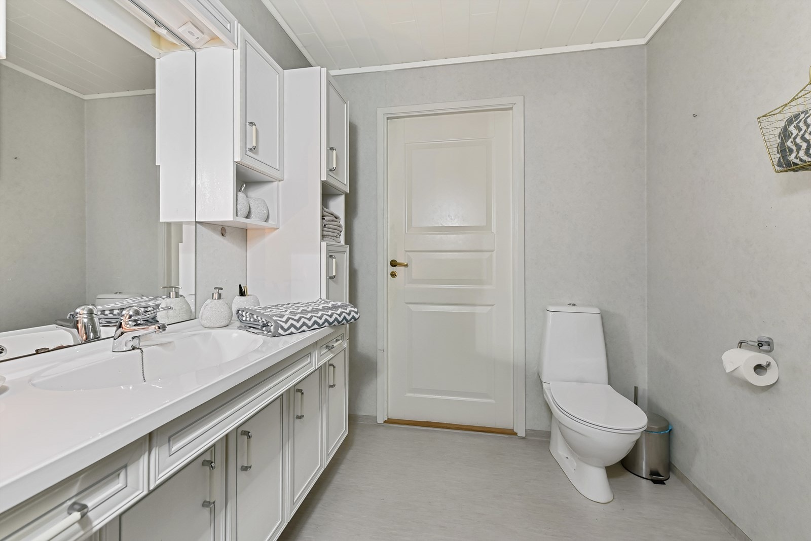 Badet har belegg på gulv og vegger, og er utstyrt med gulvmontert toalett. Galleribilde