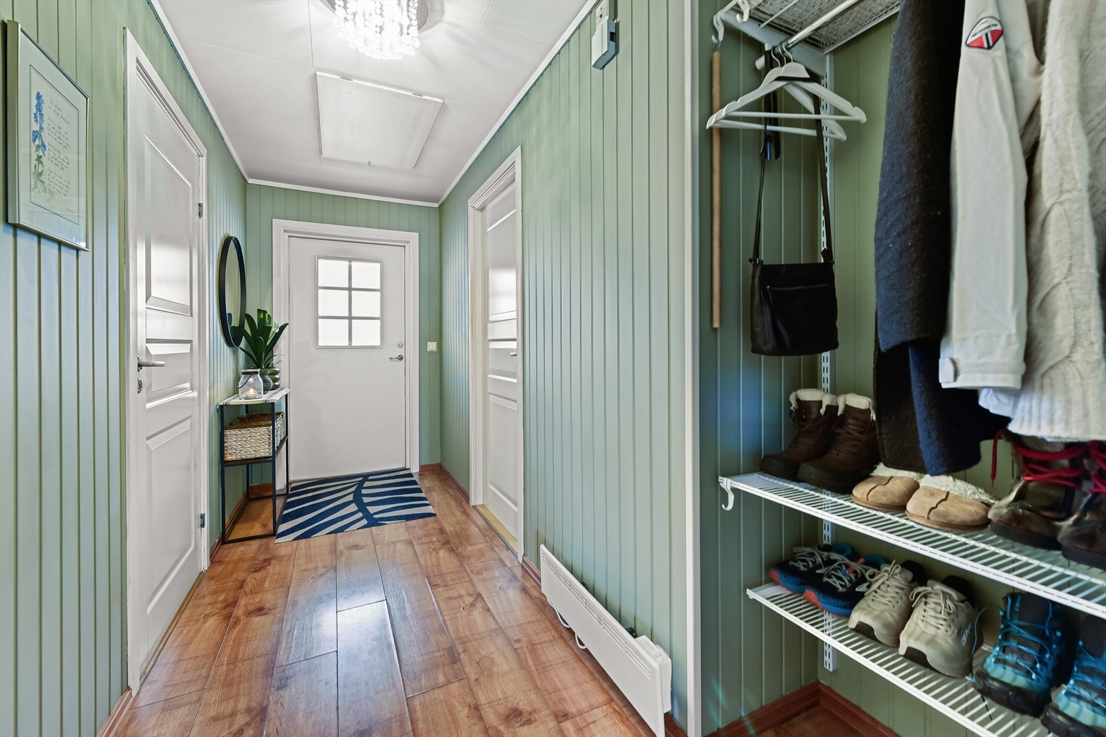 Gangen har god plass for oppheng av yttertøy og oppbevaring av sko. Galleribilde