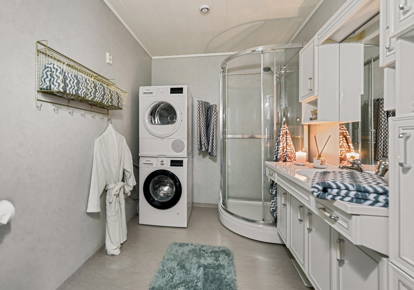 Rommet har opplegg for vaskemaskin og mekanisk avtrekk for god ventilasjon. Galleribilde