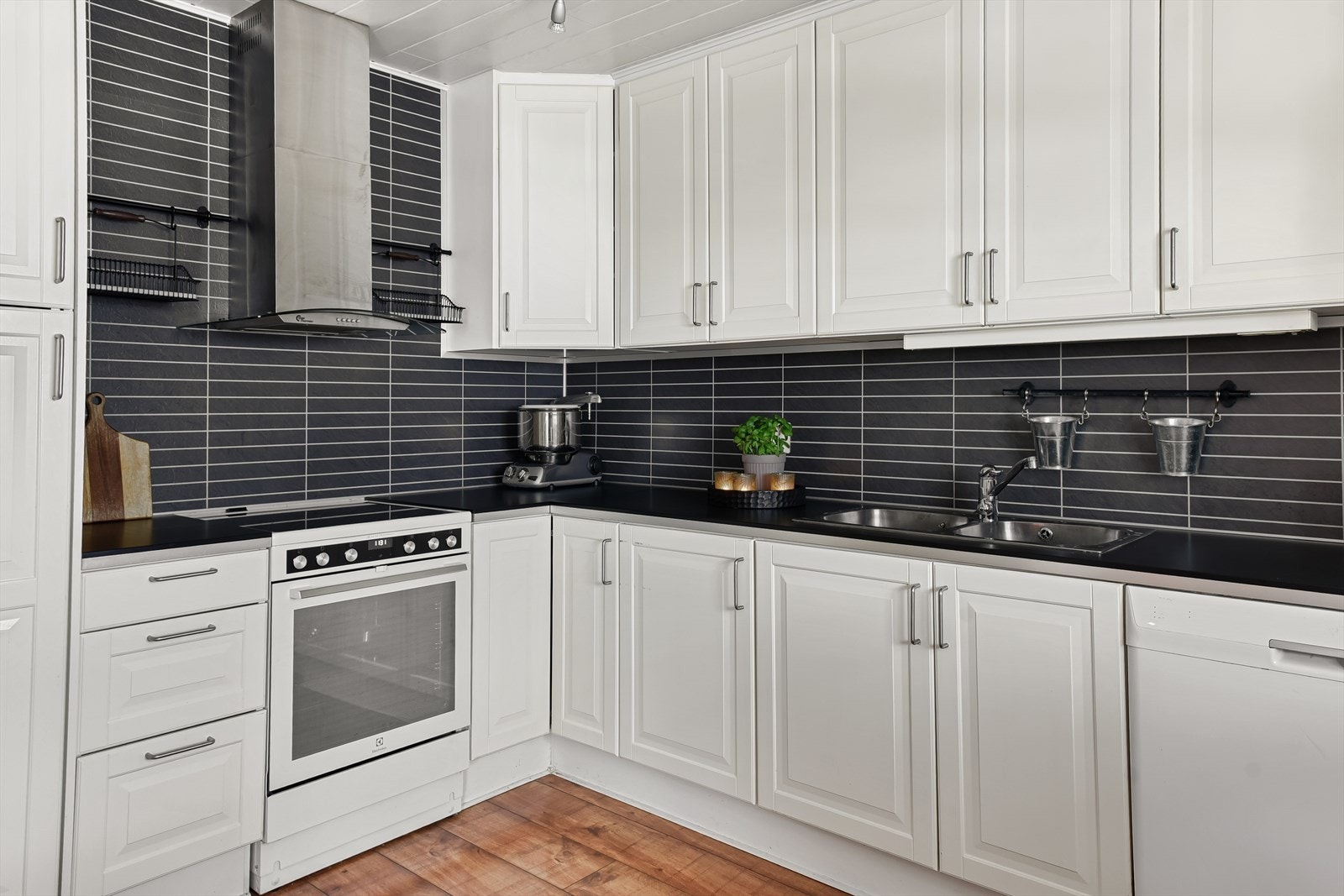 Kjøkkeninnredningen har profilerte fronter, laminat benkeplate og belysning under overskapene. Galleribilde