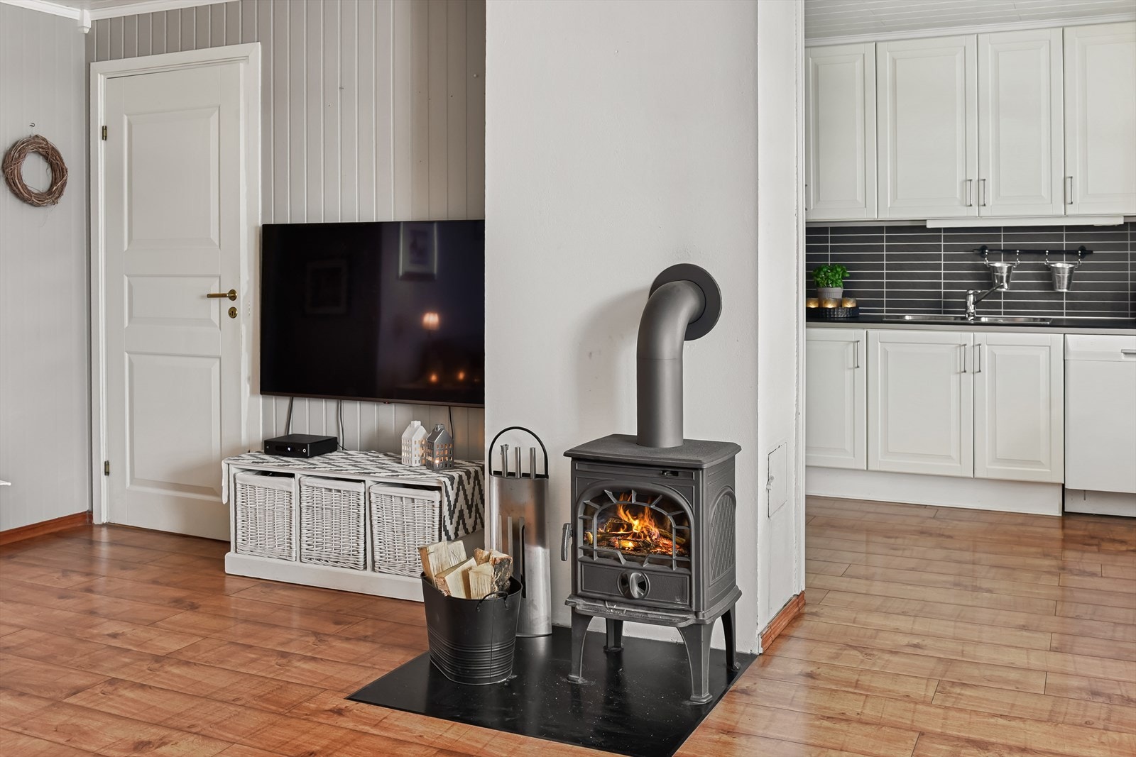 Leiligheten har en åpen og sosial stue- og kjøkkenløsning, et naturlig samlingspunkt. Galleribilde