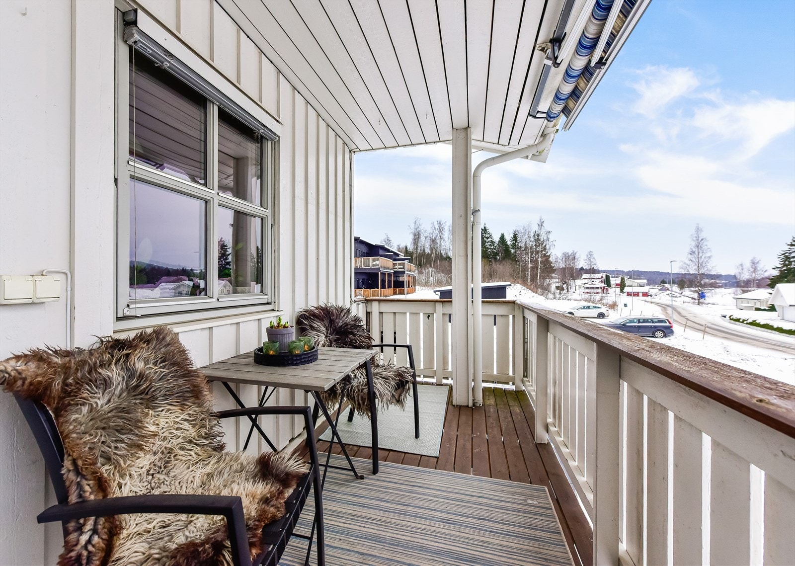 Terrassen på 12 m² er overbygd og har plass til en sittegruppe. Galleribilde