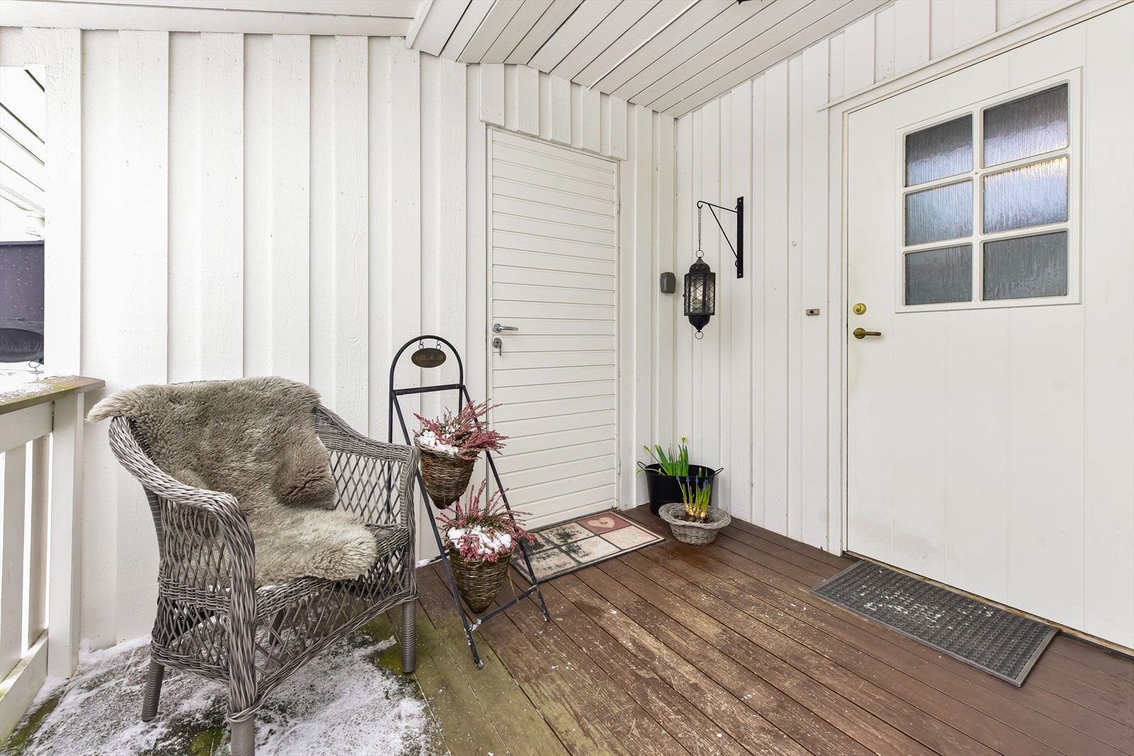 Overbygd inngangsparti med tilgang til både leiligheten og den eksterne boden. Galleribilde