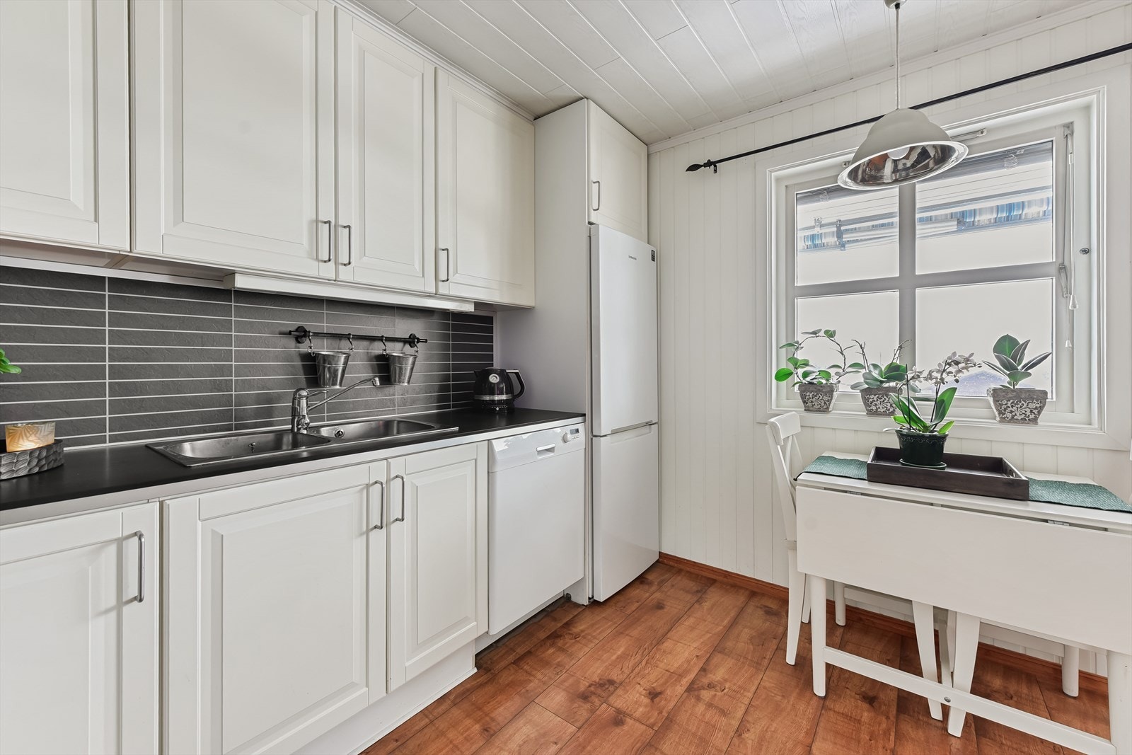 Det er plass til frittstående hvitevarer som kjøleskap, oppvaskmaskin og komfyr. Galleribilde