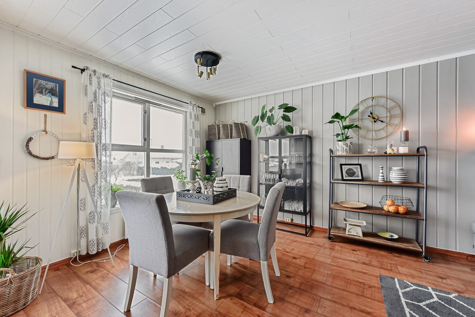 Spiseplassen er plassert ved vinduet, som gir en fin ramme rundt måltidene. Galleribilde