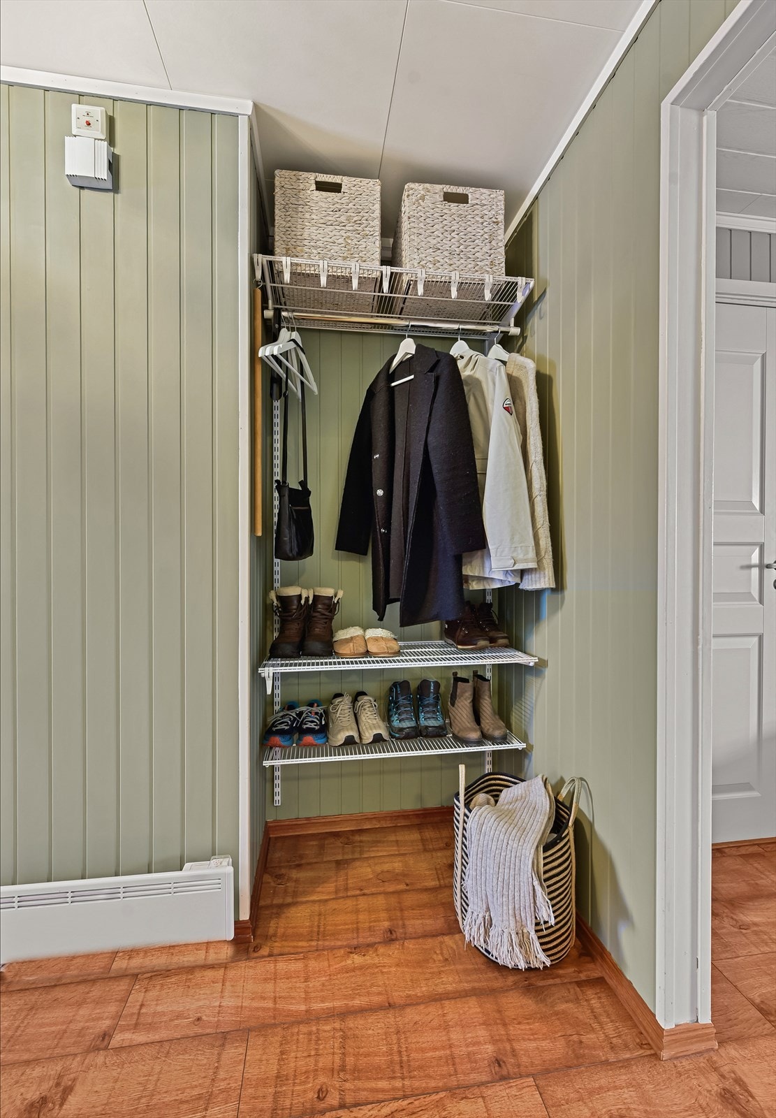 En praktisk nisje i gangen gir ekstra oppbevaringsplass. Galleribilde