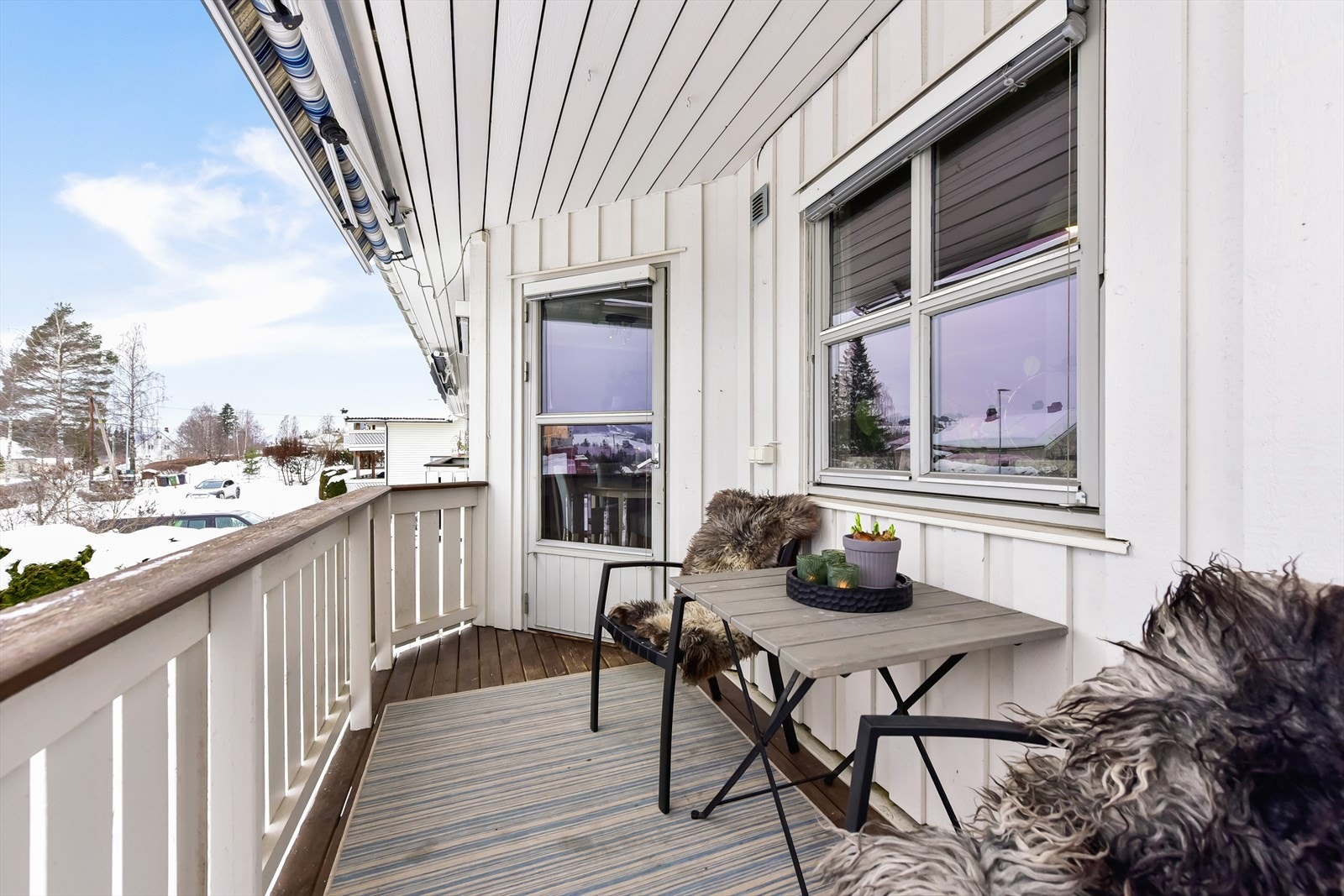 Fra stuen er det utgang til en overbygd, vestvendt terrasse som utvider oppholdsrommet. Galleribilde