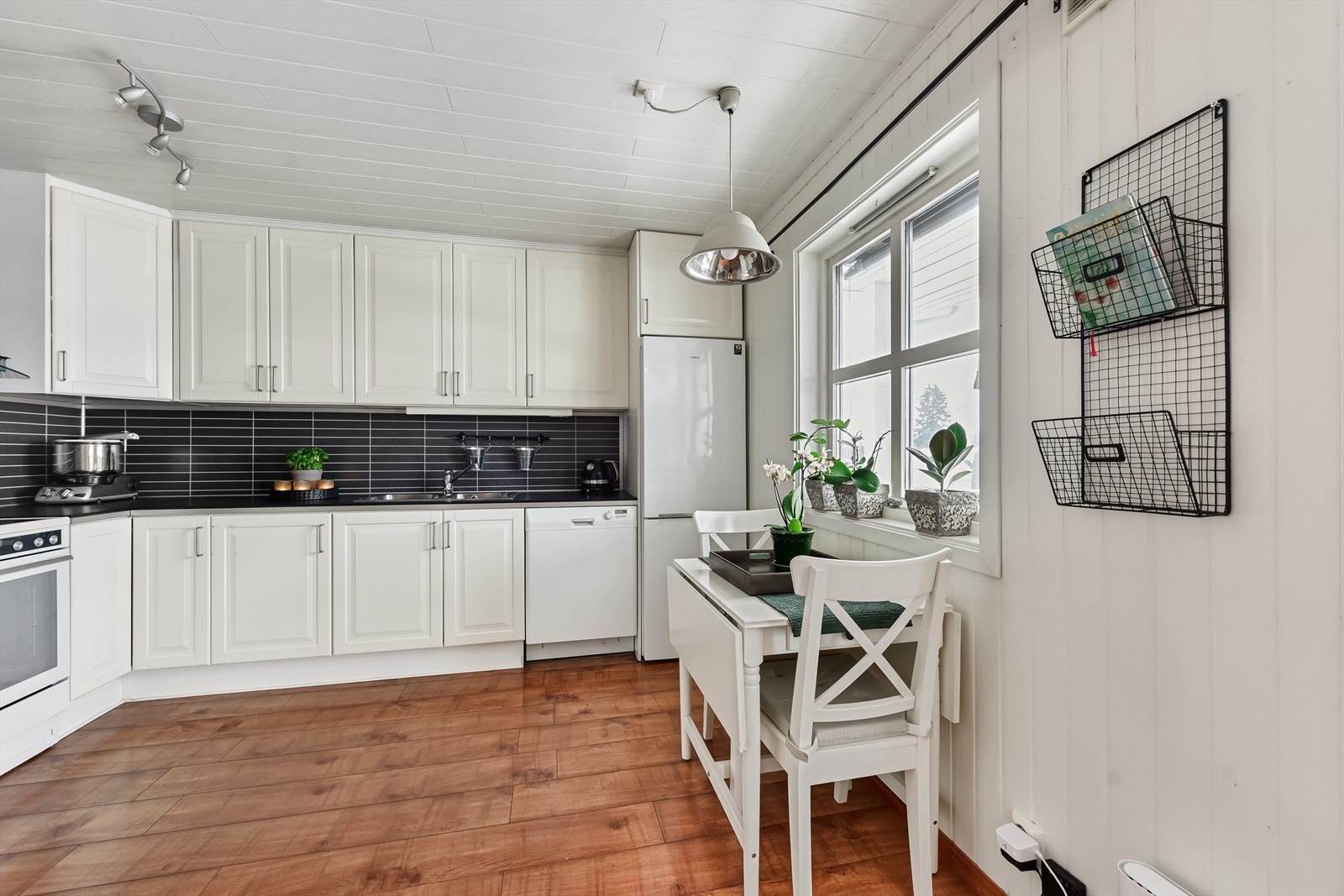 En liten spisekrok ved vinduet gir en hyggelig plass for frokosten. Galleribilde