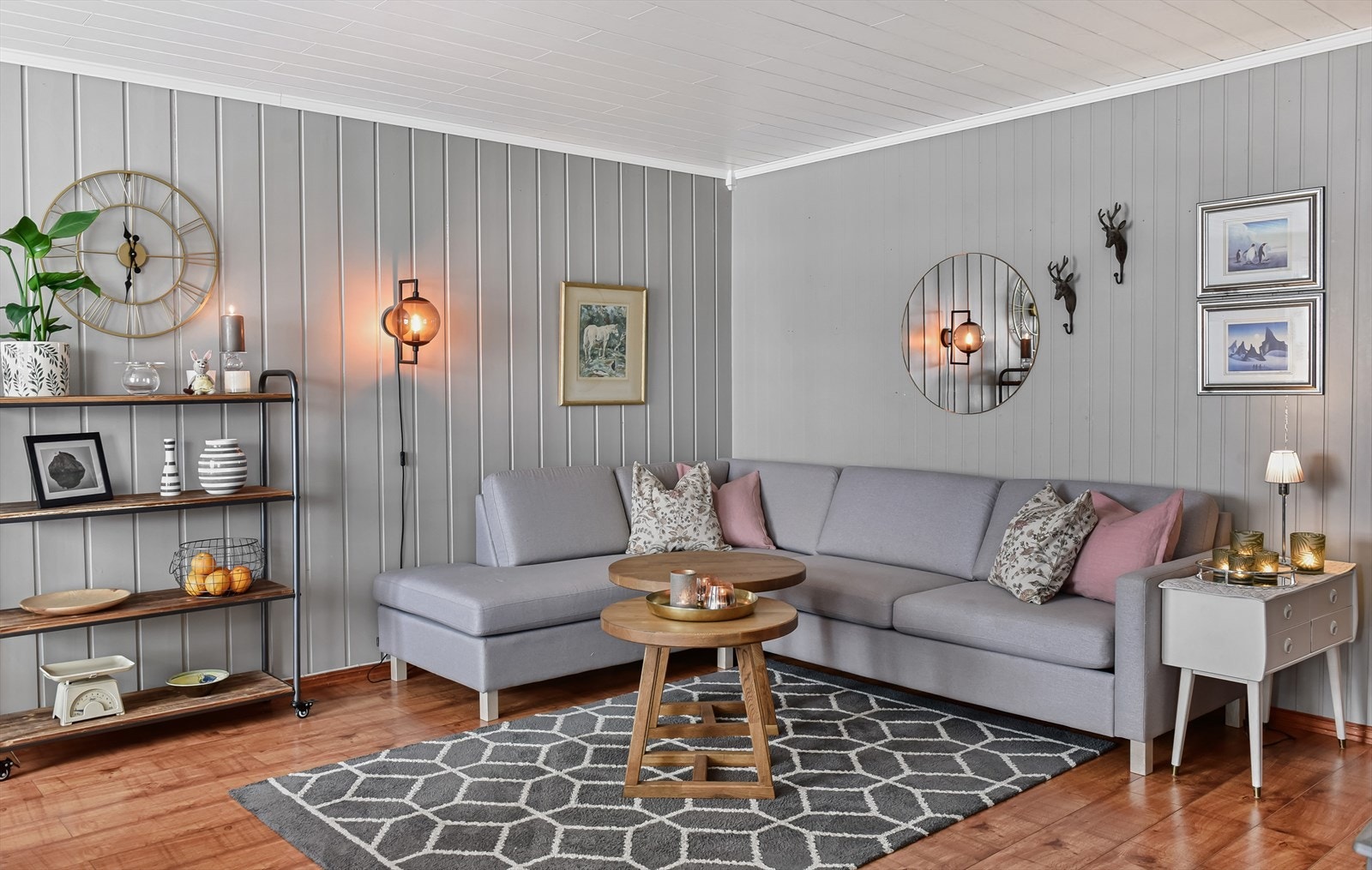 Stuen har god plass til en romslig sofagruppe. Galleribilde