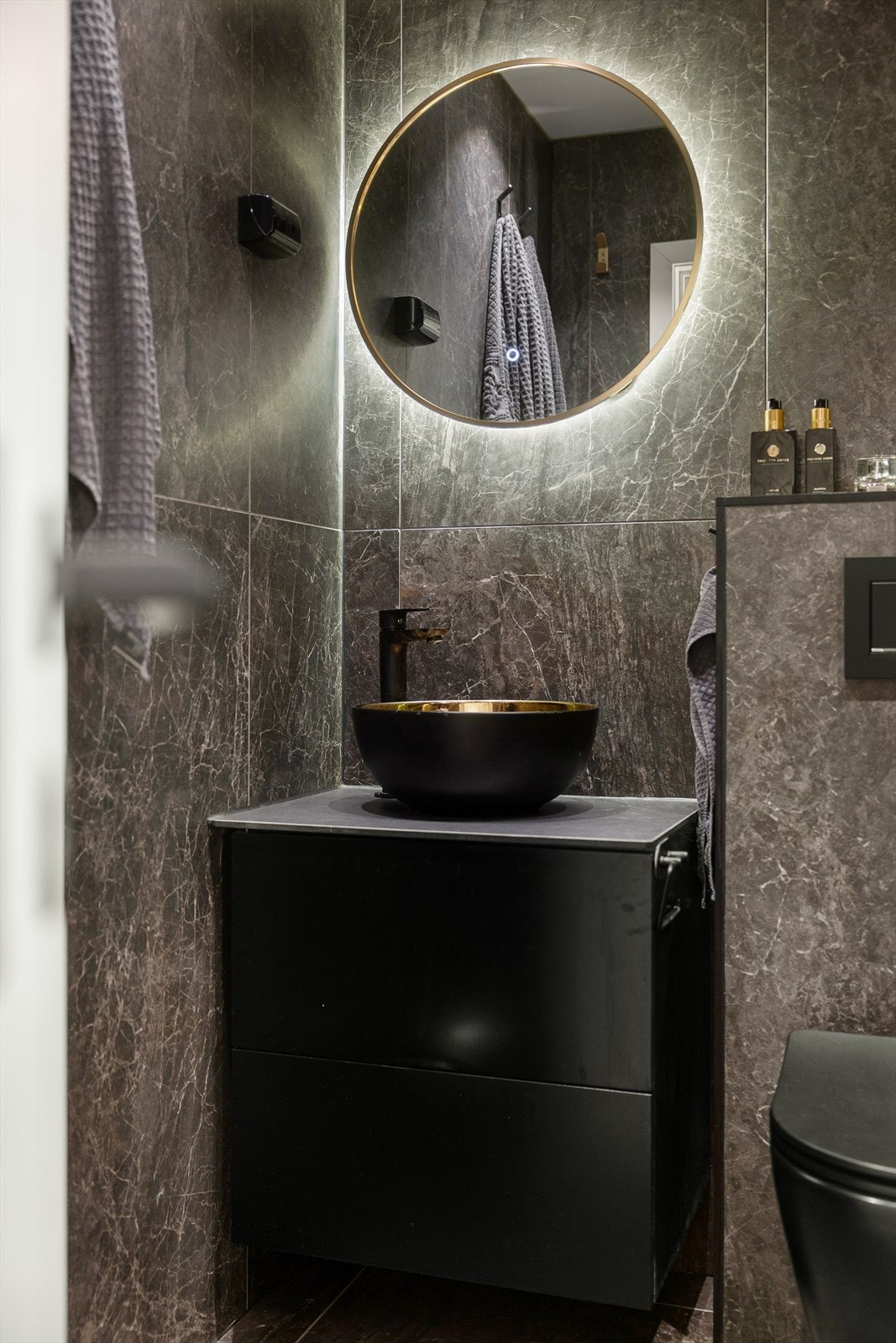 Badet er fra 2022 med varmekabler i gulv. Galleribilde