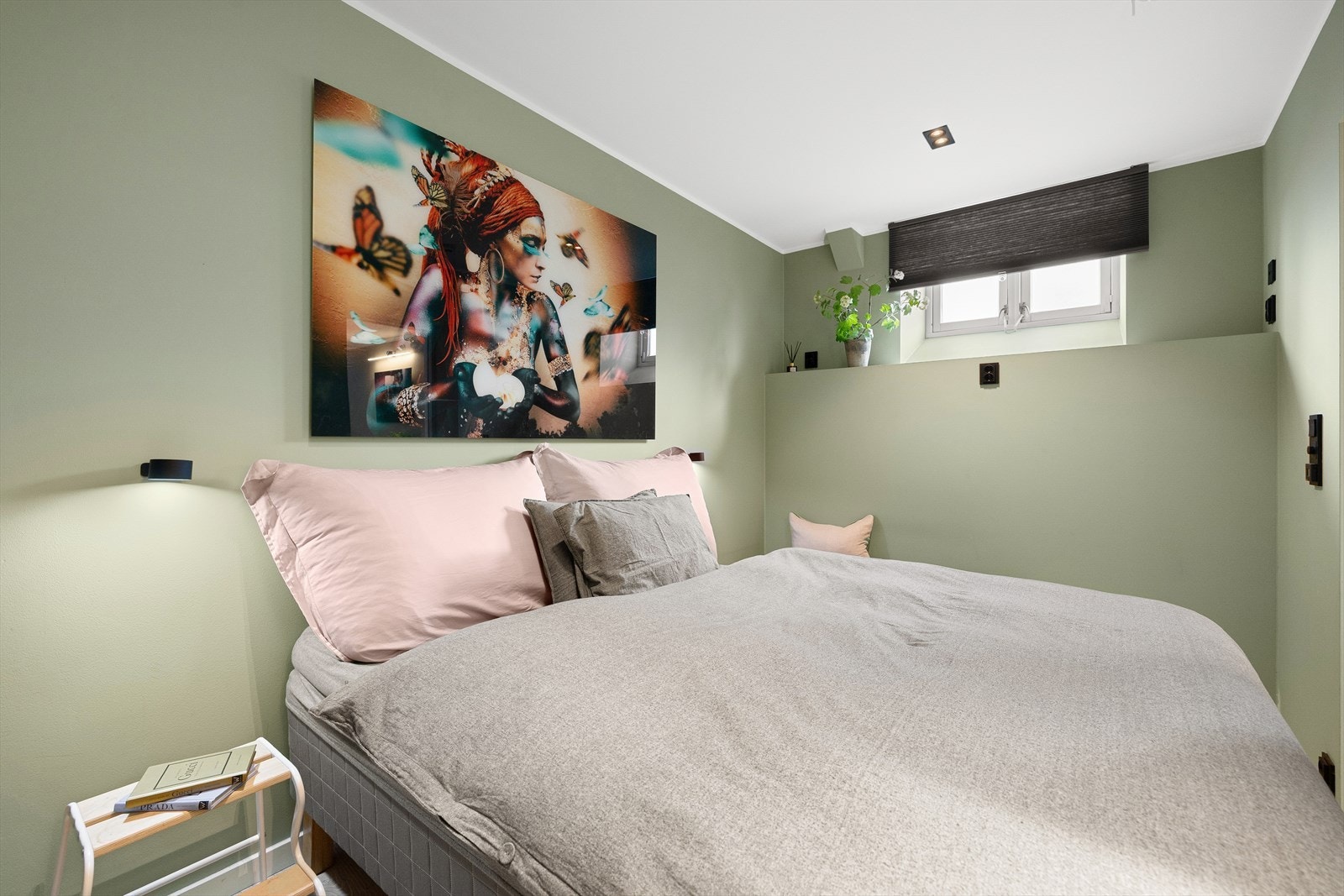 Soverom av god størrelse med plass til dbl.seng, nattbord og garderobeløsning Galleribilde