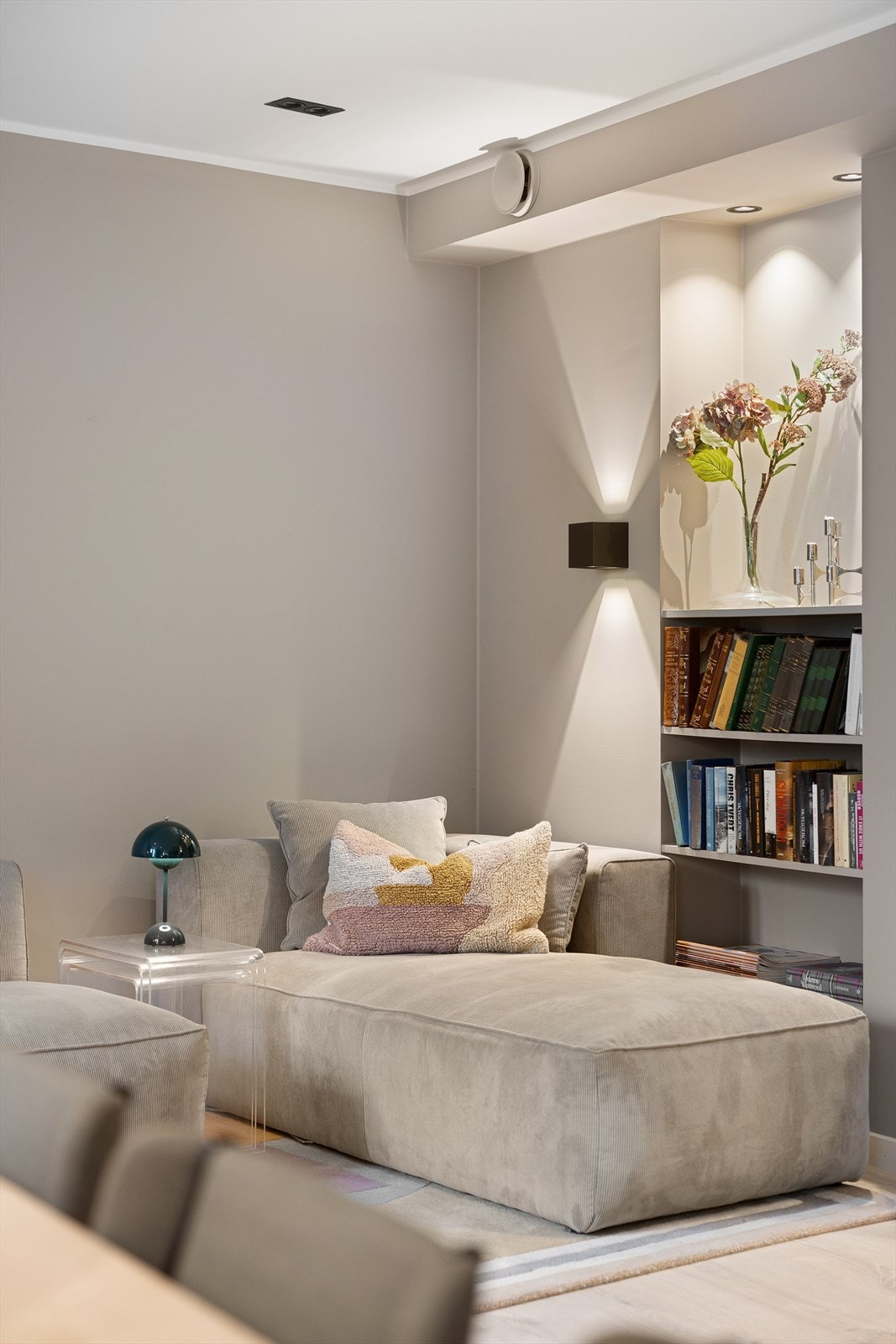 Det er flere soner i rommet med mange møbleringsmuligheter Galleribilde