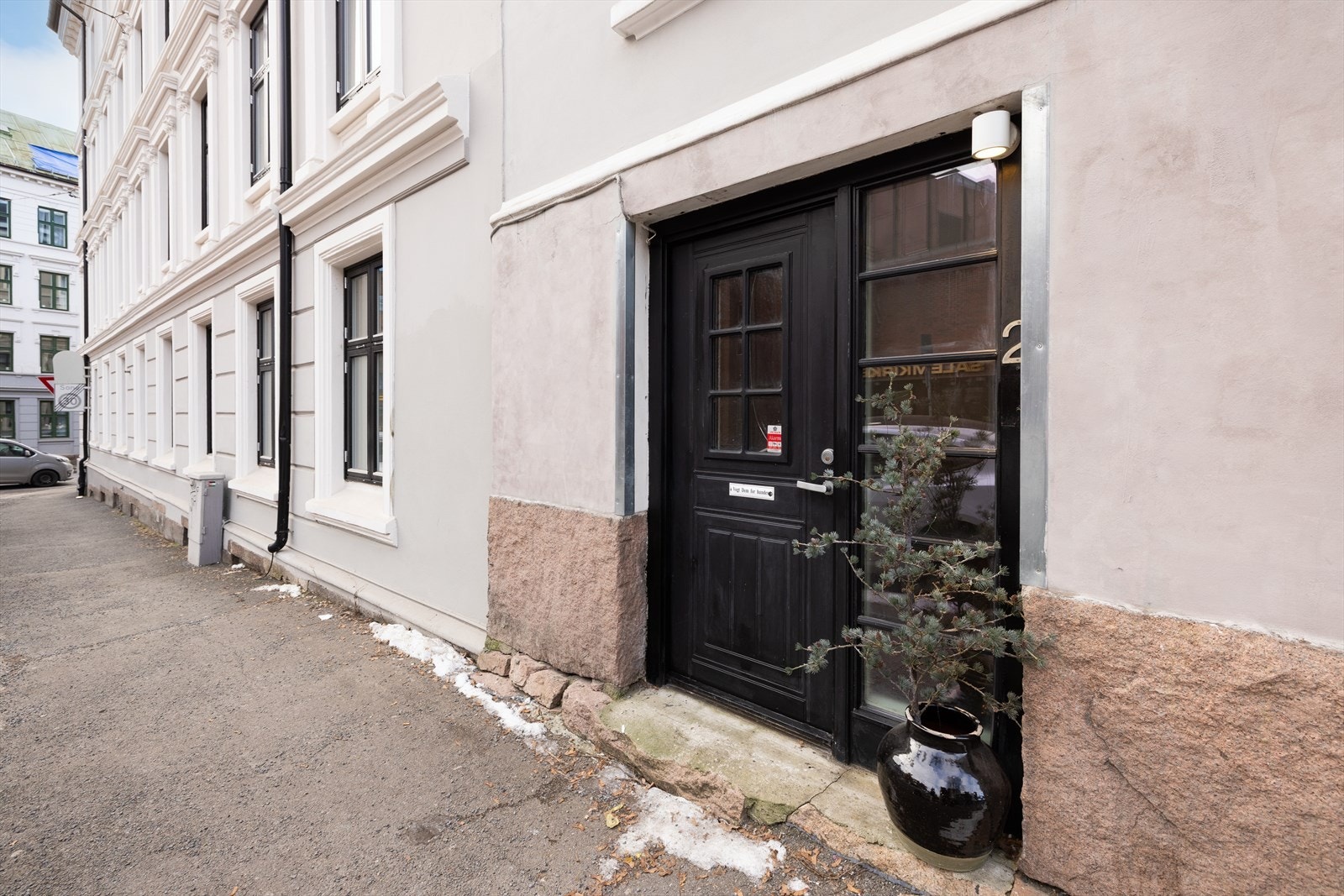 Eget inngangsparti inn til leiligheten fra gateplan Galleribilde