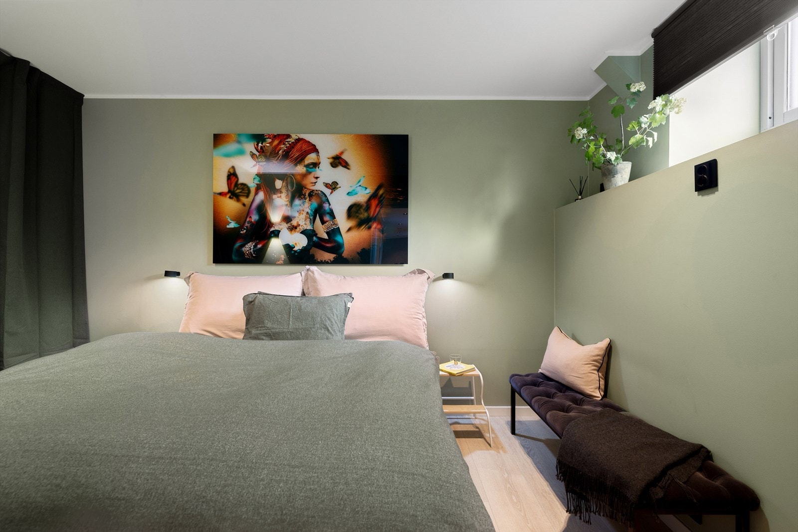 Med god plass til nattbord på begge sider av sengen Galleribilde