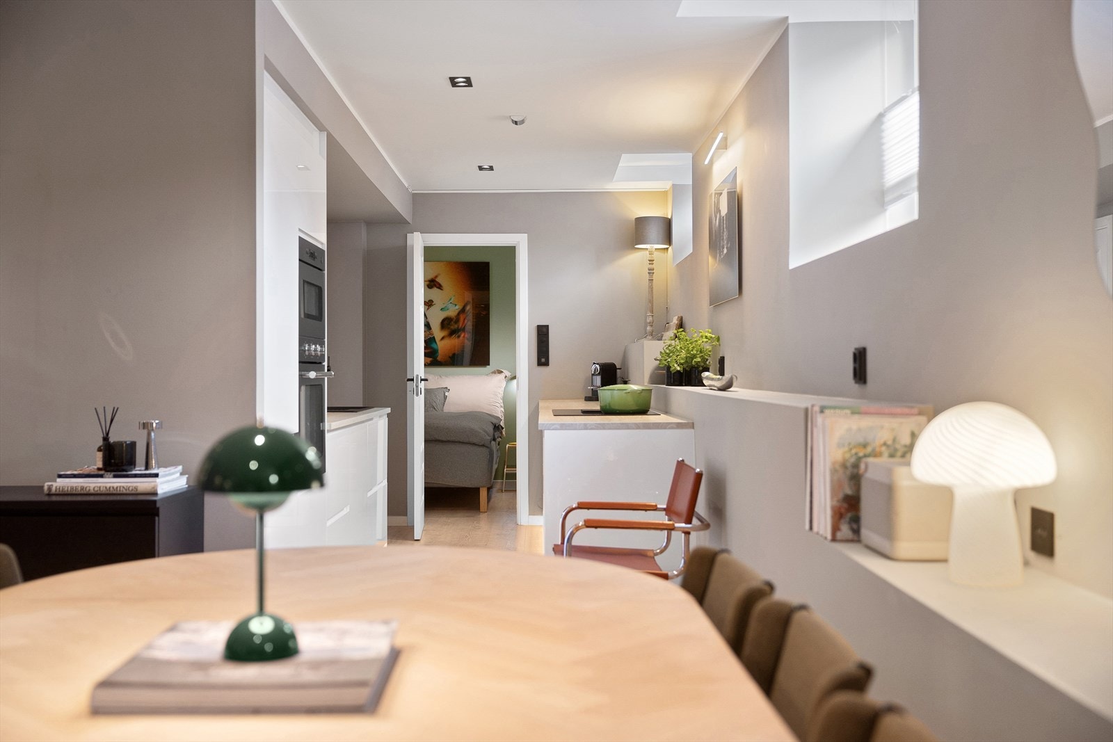 Lys og innbydende kjøkkenløsning med direkte adkomst til soverommet. Galleribilde