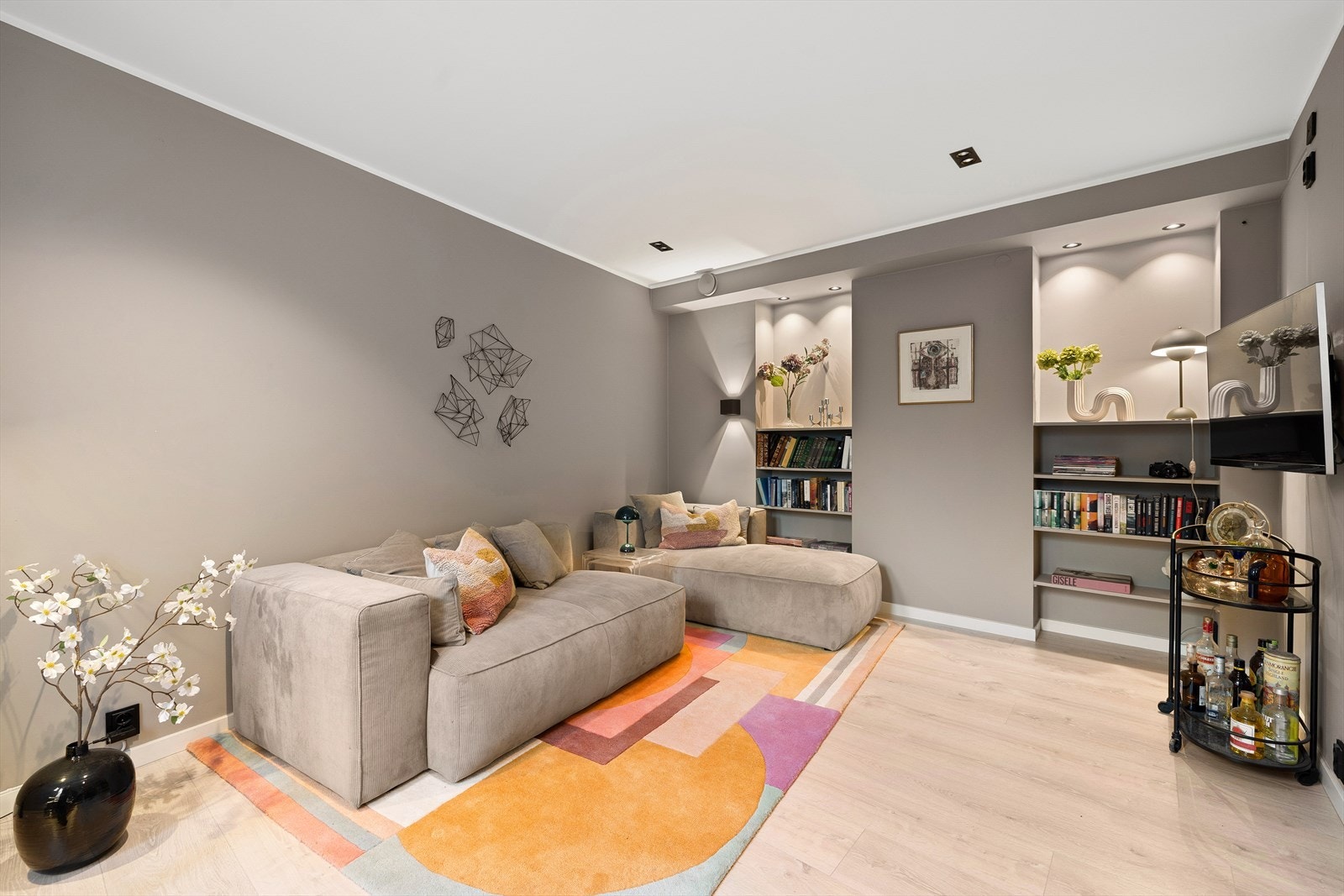 Leiligheten kombinerer original bygningskarakter med nyere oppgraderinger. Galleribilde