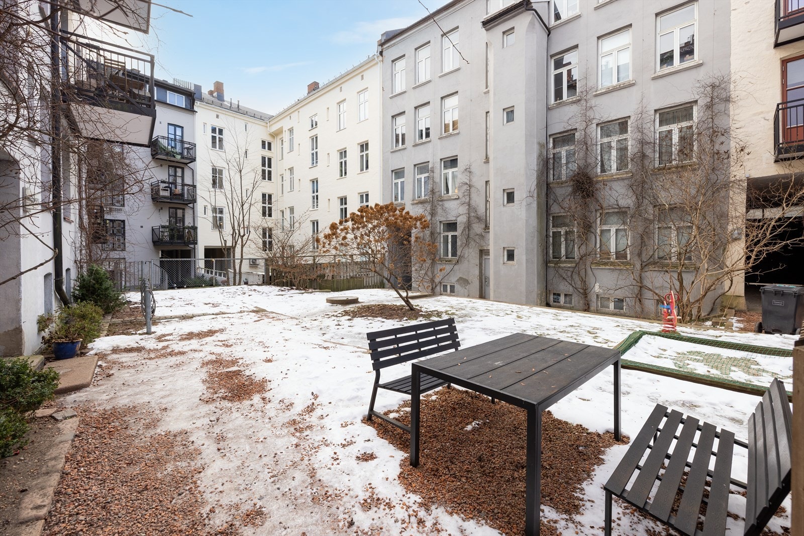 Bakgård pent opparbeidet med plen, sittegrupper og lekestativer Galleribilde