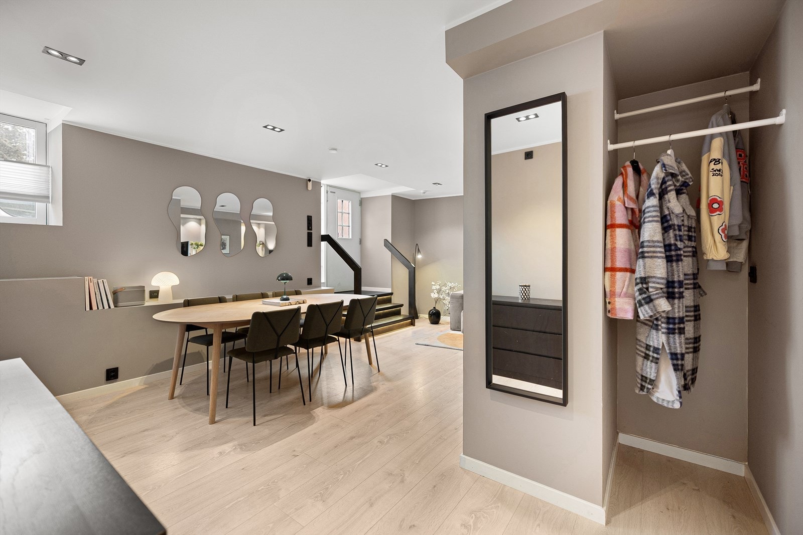 Praktisk sone med plass til yttertøy og oppbevaring, pent integrert i boligens planløsning. Galleribilde