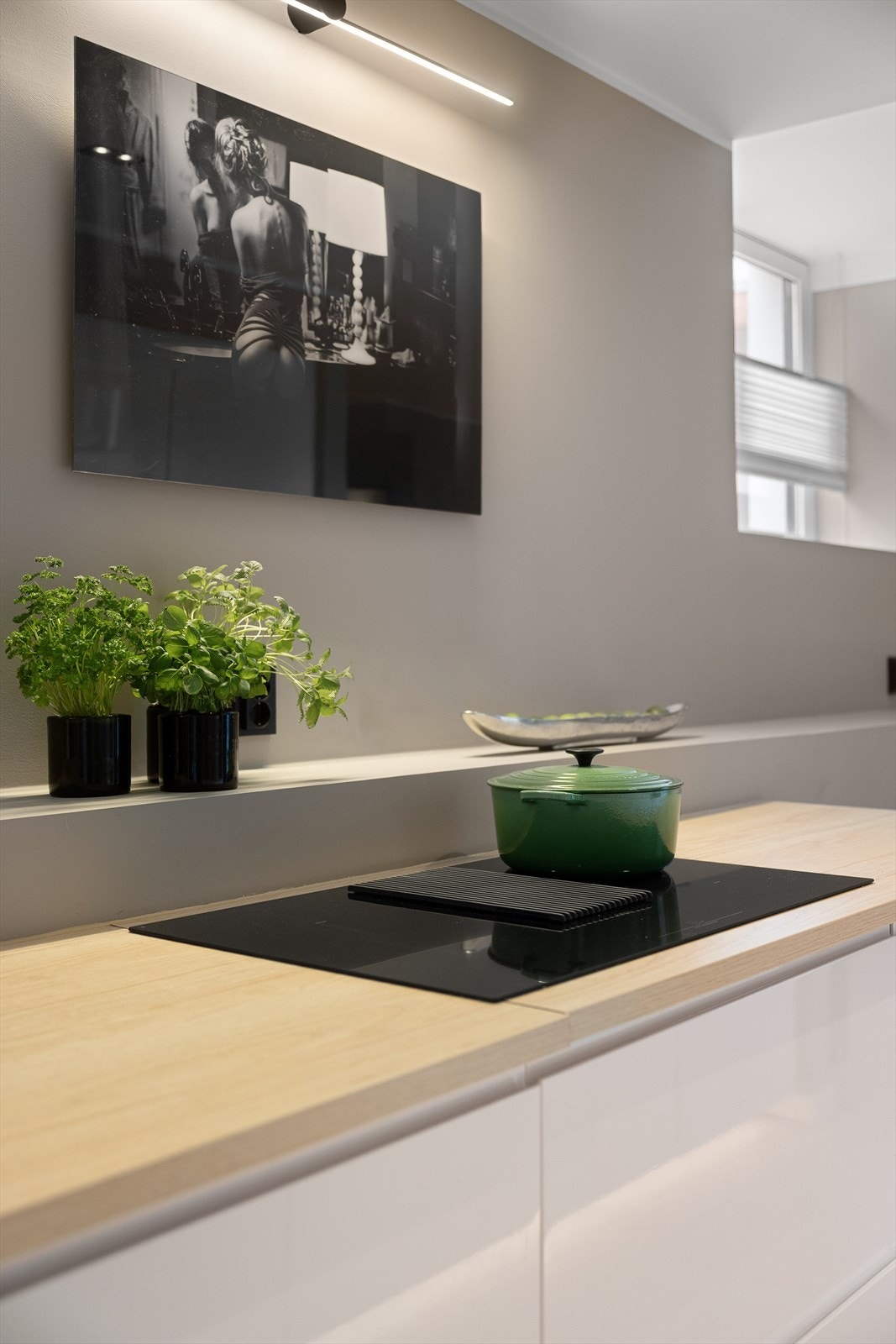 Kjøkkenet har integrert induksjonstopp med ventilator. Galleribilde