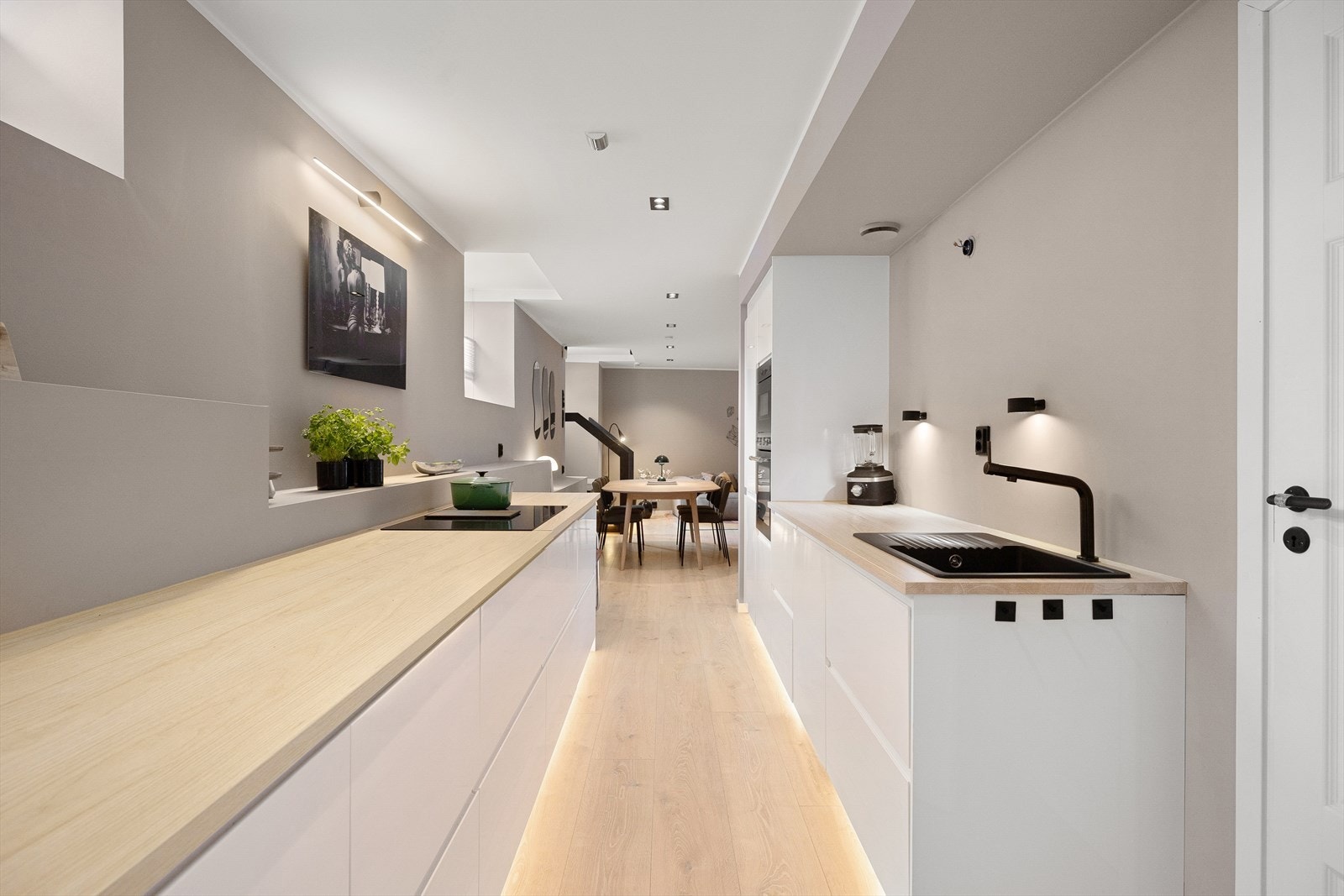 Nyere kjøkkeninnredning fra 2022 med høyglansfronter. Galleribilde