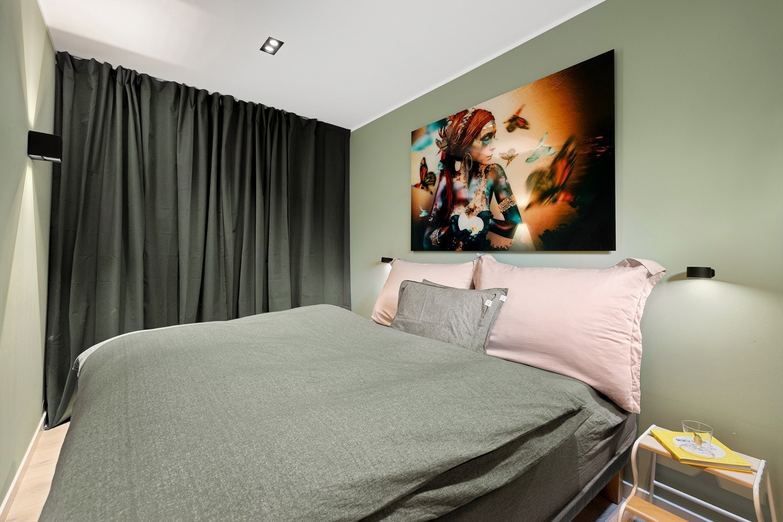 Soverom med skjult oppheng/garderobeinnredning bak gardiner, som gir praktisk oppbevaring. Galleribilde