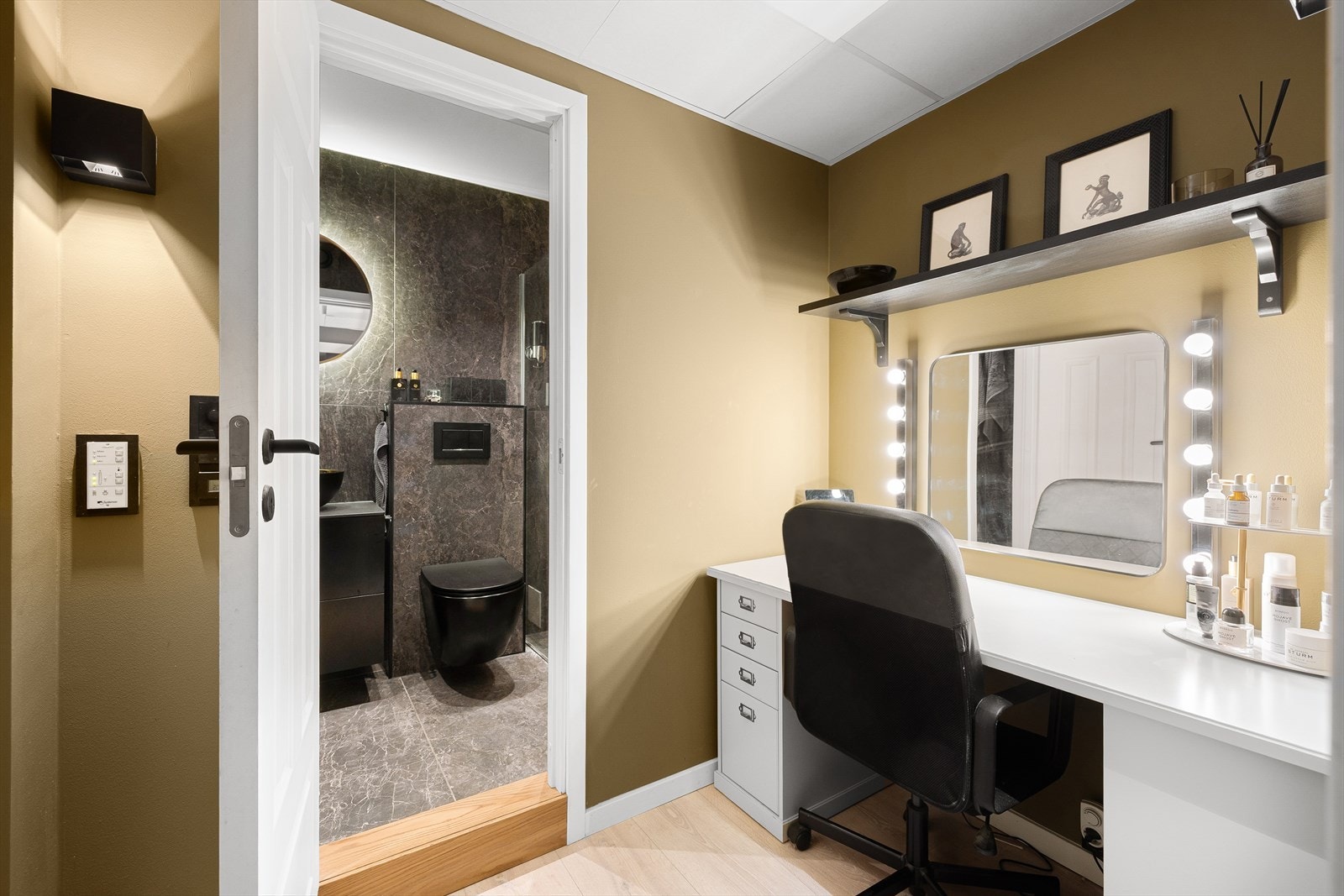 Super praktisk kontornisje eller sminkebord, hva som passer best for deg! Galleribilde