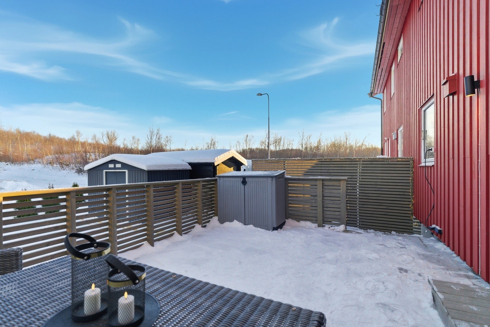 Spilevegg satt opp mot nabo for å hindre innsyn på veranda. Galleribilde