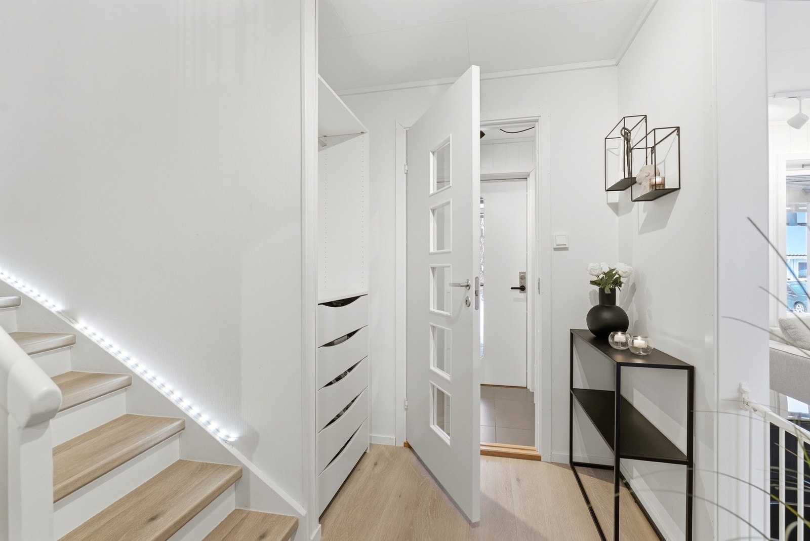 Fra entreen kommer du inn til en hall med mulighet for oppbevaring. Galleribilde