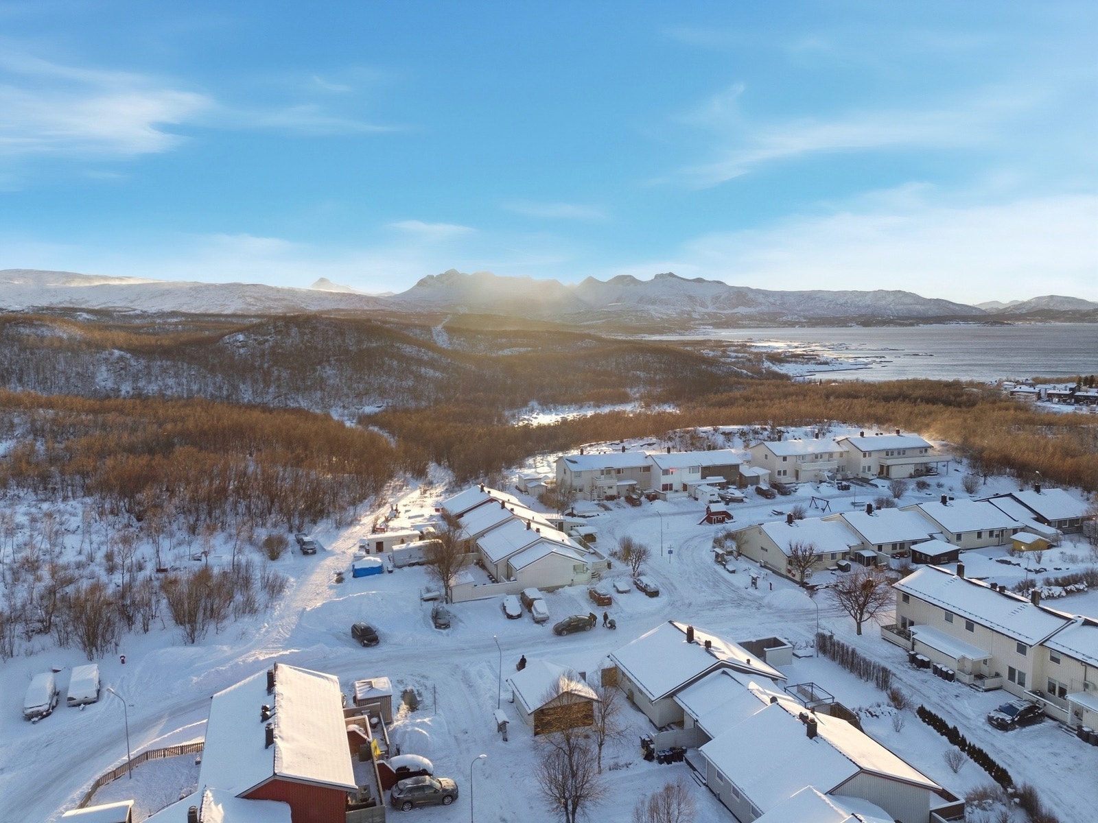 Kyrrdermoen 21A har andel i realsameie som består av veiareal, gjesteparkering og grøntareal - lekeplass., grillhytte mm. Galleribilde