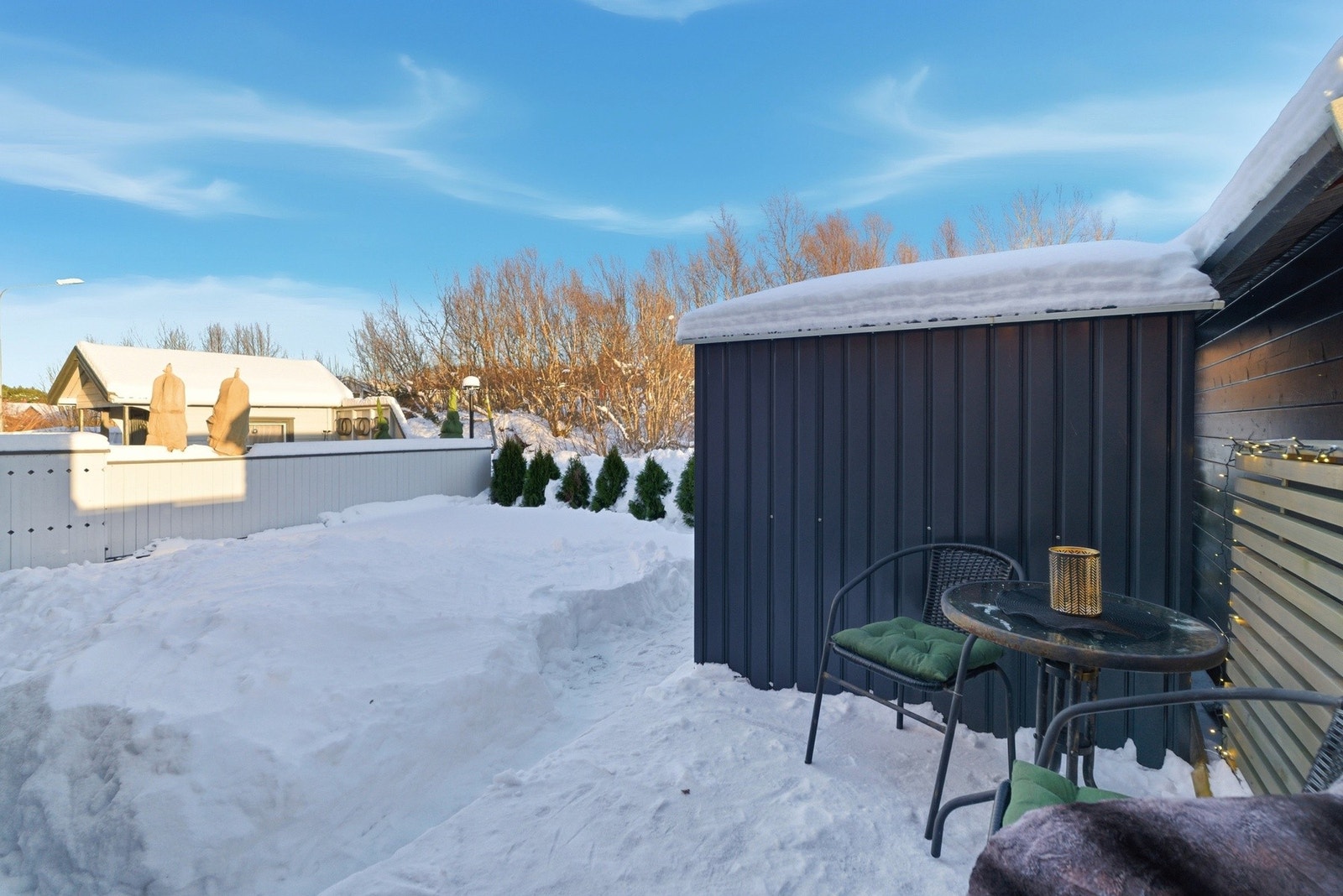 På eiendommen finner du også en ny utebod fra 2023 som gir praktisk lagringsplass. Galleribilde