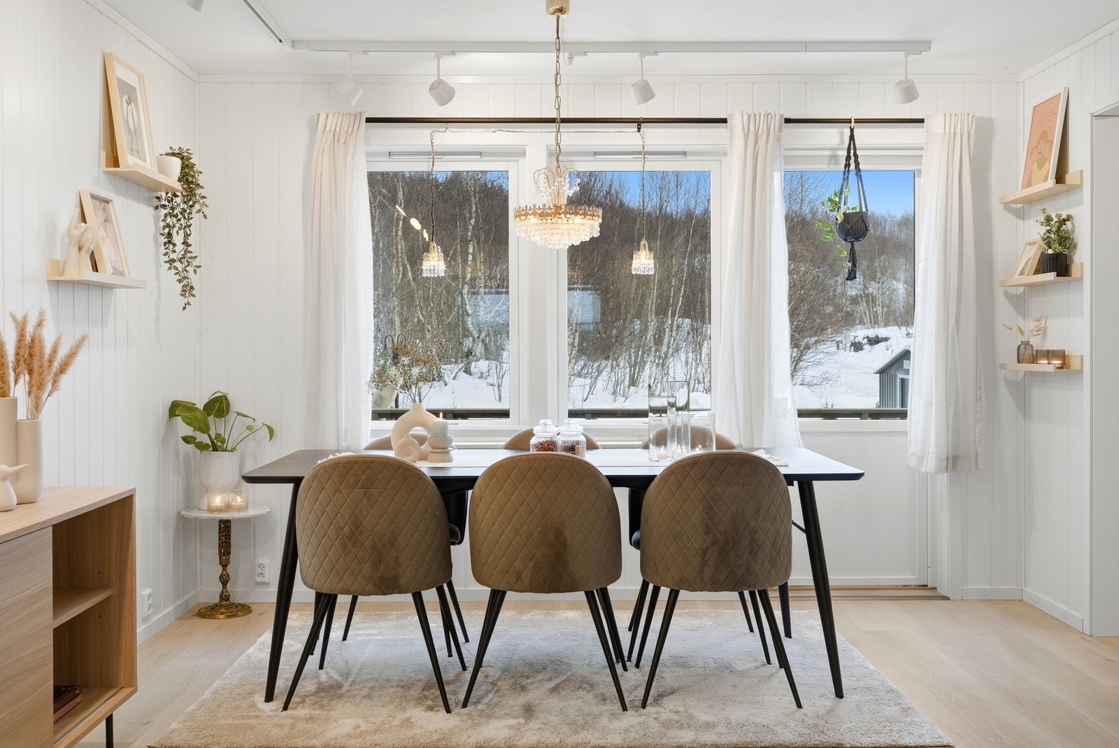 Fra stuen har du utgang til en flott terrasse etablert i 2020 - perfekt for hyggelige måltider og lange sommerkvelder. Galleribilde