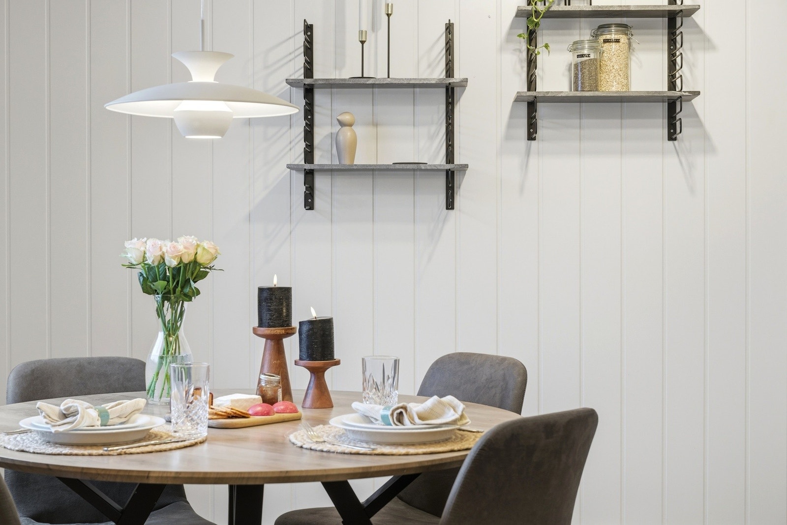 Her får du slette fronter, rikelig skapplass, integrerte hvitevarer og benkeplate med nedfelt servant. Galleribilde