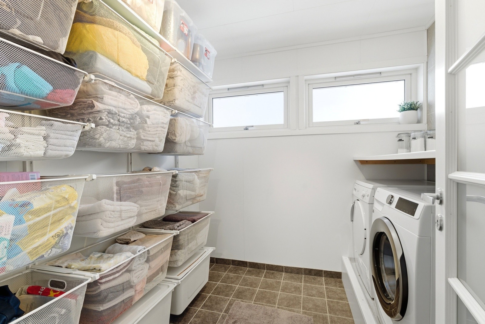 Bod innredet til vaskerom - Her finner du oppbevaringsmuligheter og vaskefunksjon samlet på ett sted. Oppgraderinger i rørføringer ble gjort i 2018. Galleribilde